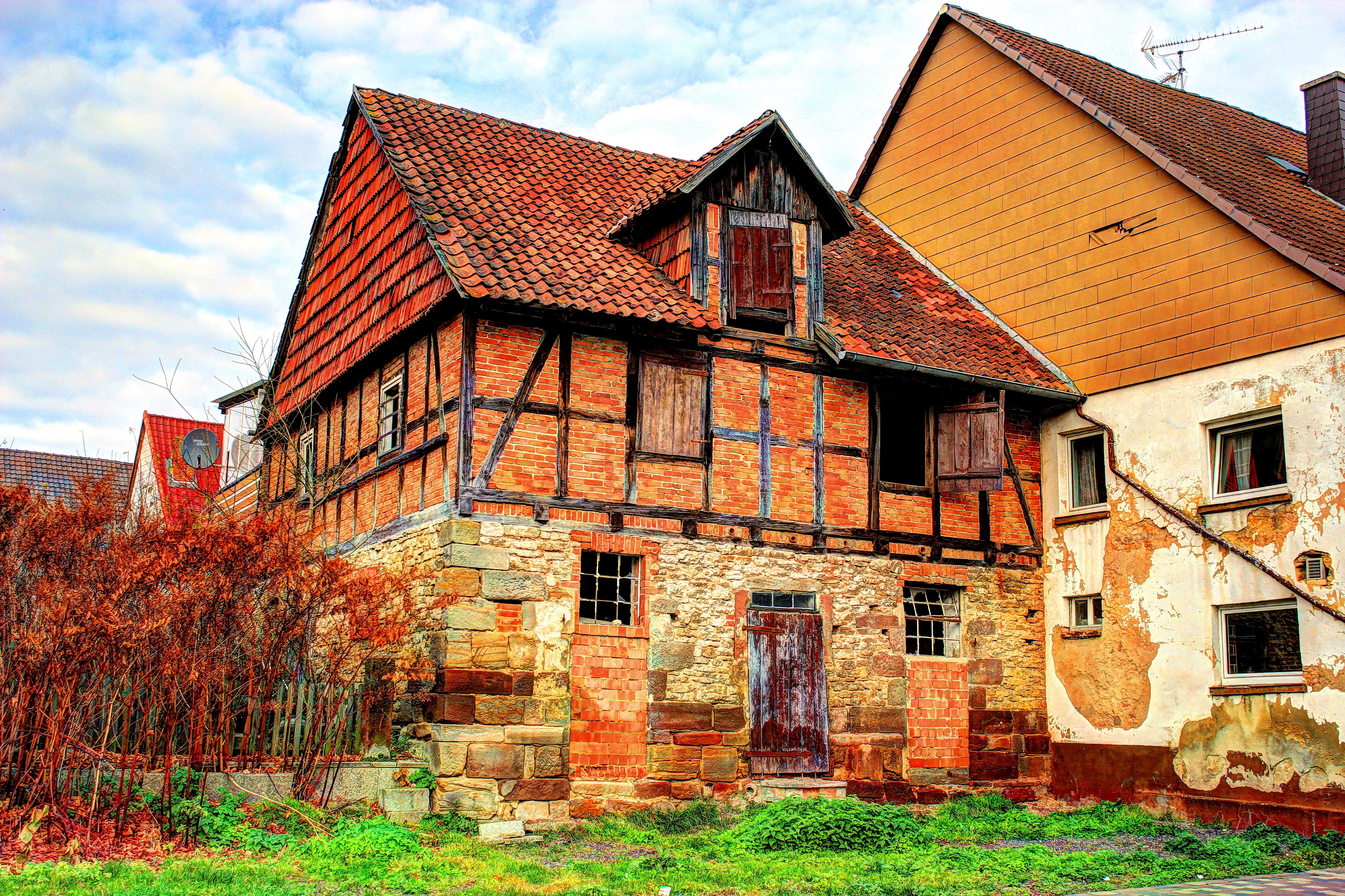 5K, built structure, residential district, building, door, nature, middle ages, small house, run down, brick wall, old town, brick, sky, colorful, roof, HD Wallpaper