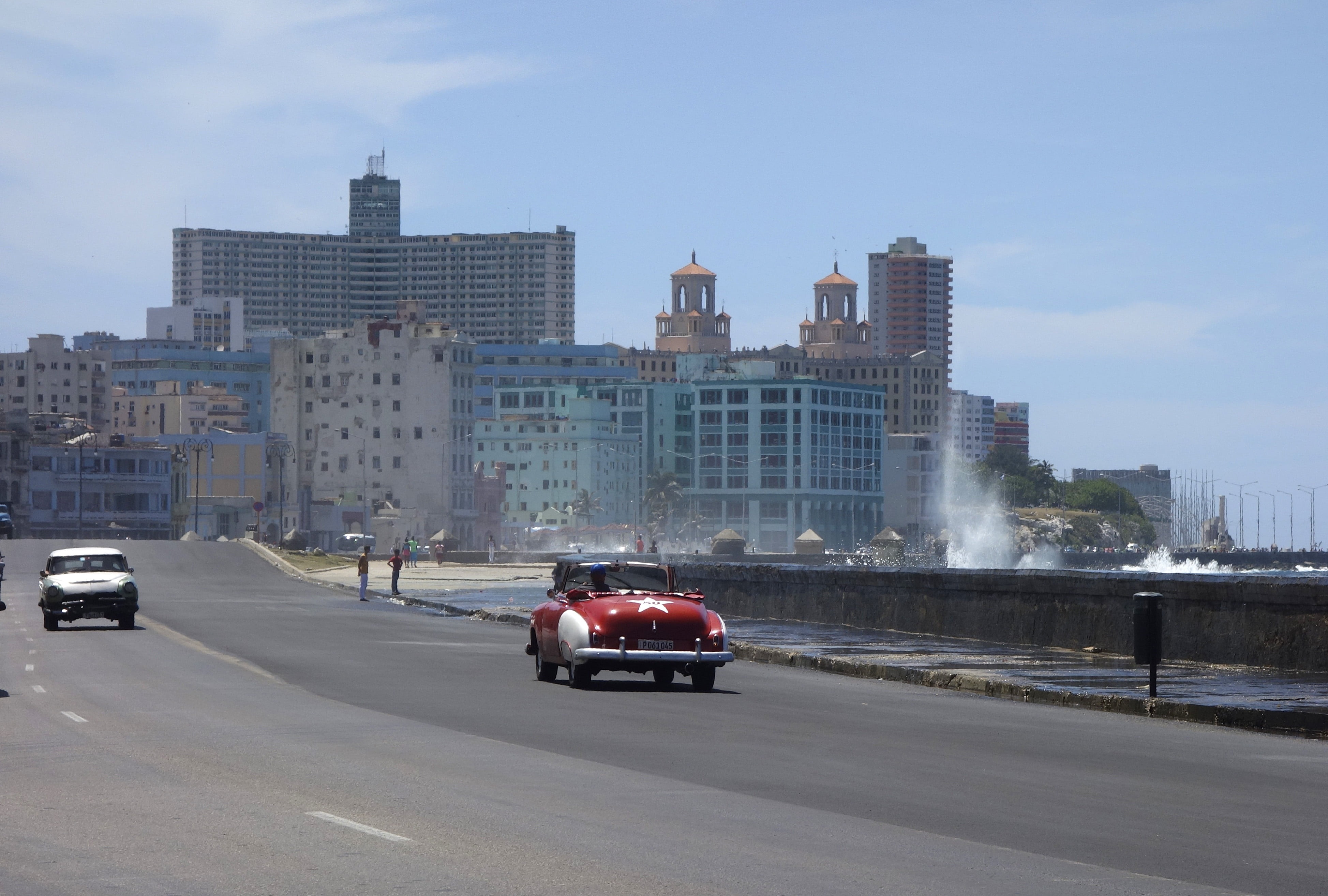 incidental people, joy of life, hispanic, city, latino hispanic, outdoors, fun, sunlight, traveling, cuba, car, kai, hotel, road, classic, street, office building exterior, HD Wallpaper