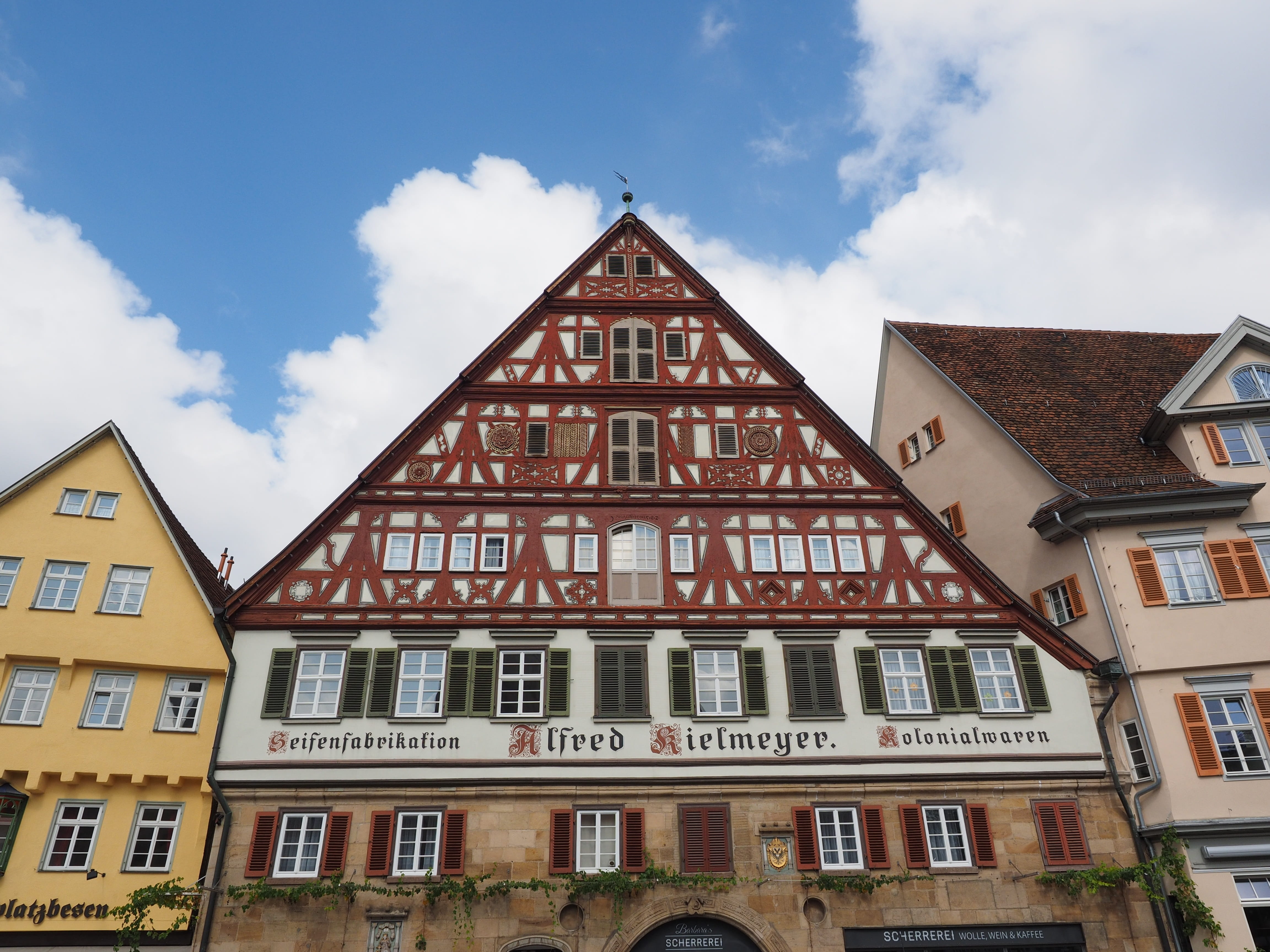 nature, soap fabrication, building, outdoors, Esslingen, Truss, facade, colonial, 4K, blue, row house, architecture, cloud - sky, house, alfred keel meyer, HD Wallpaper