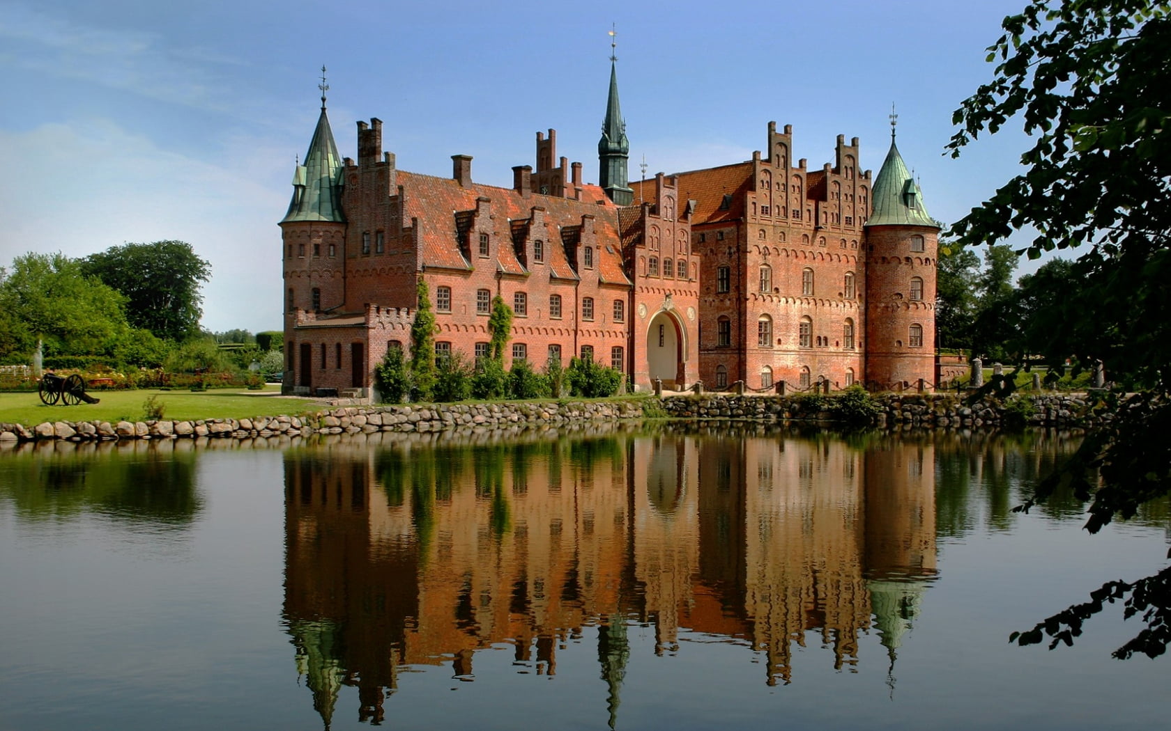 green, architecture, Dansk, water, Denmark, famous Place, 720P, trees, body, Funen, body of water, leafy, castle, near, history, europe, Egeskov Castle, HD Wallpaper