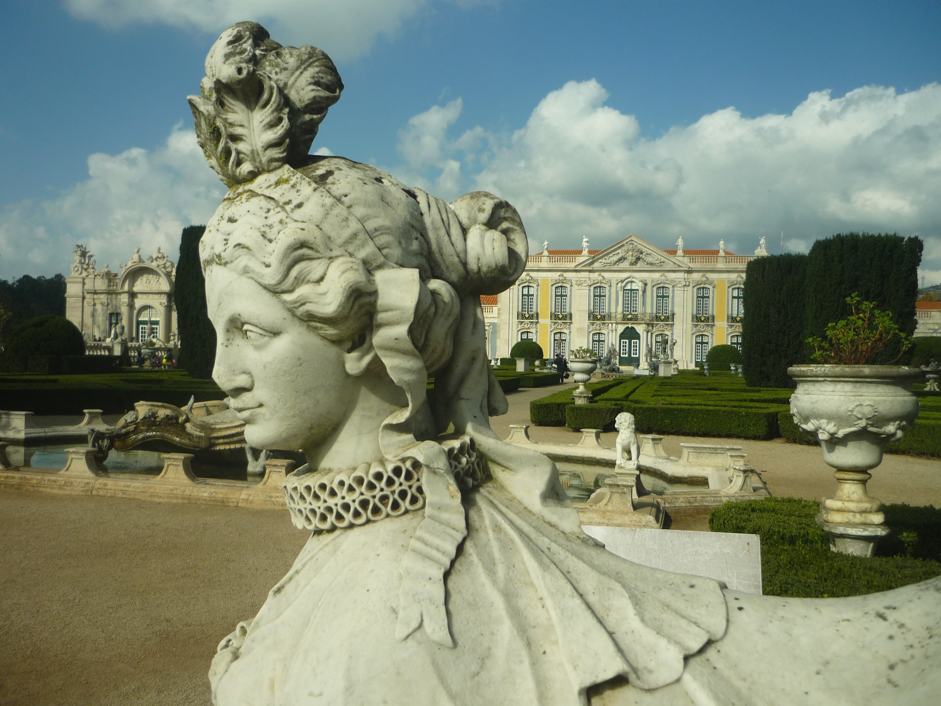 sculpture, royal palace, profile, built structure, no people, sky, the past, famous Place, cloud - sky, palace, monument, building exterior, day, statue, HD Wallpaper