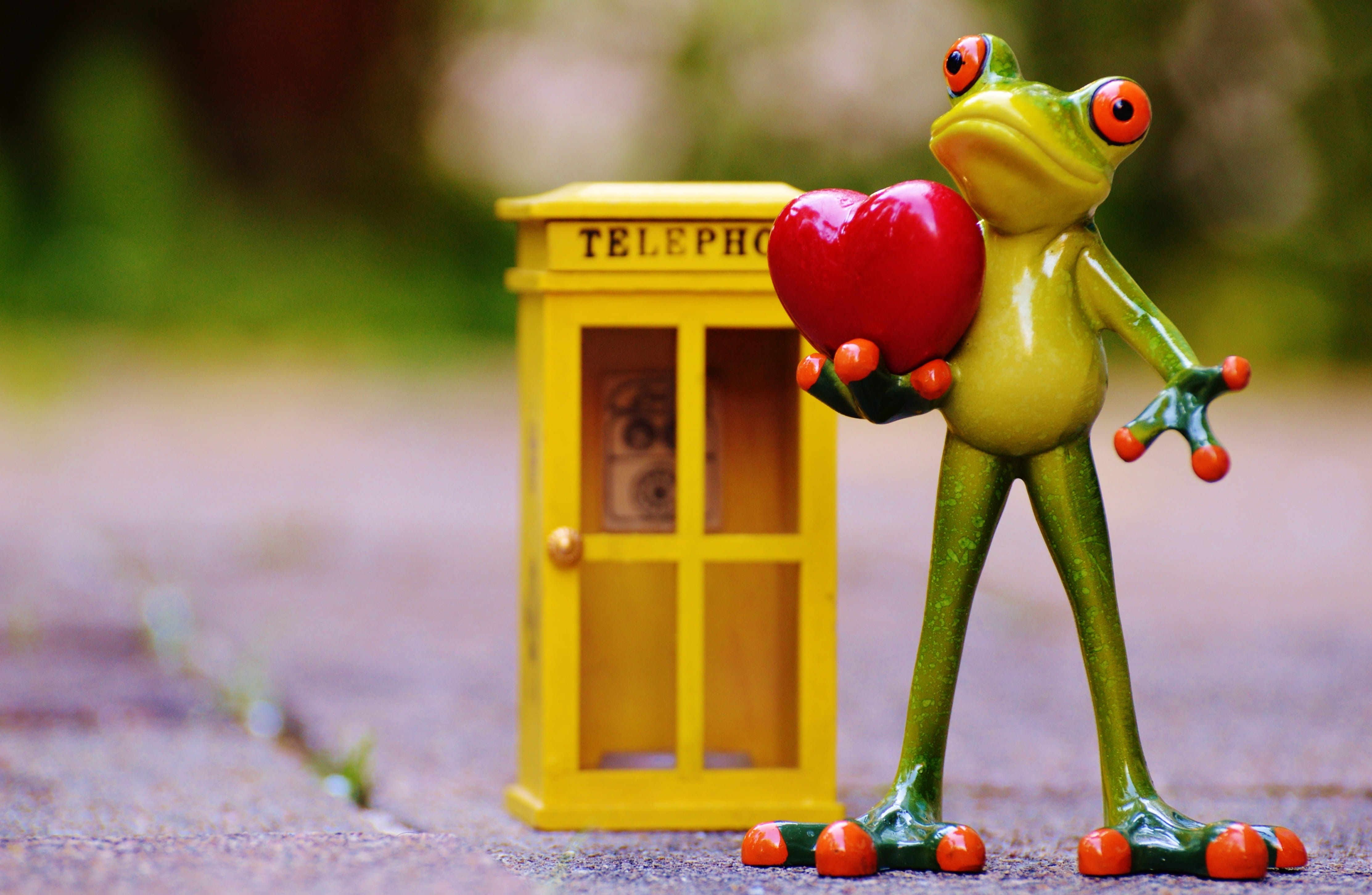 frogs, male likeness, booth, 4K, phone booth, love, art and craft, human representation, outdoors, creativity, day, multi colored, frog, yellow, beside, HD Wallpaper