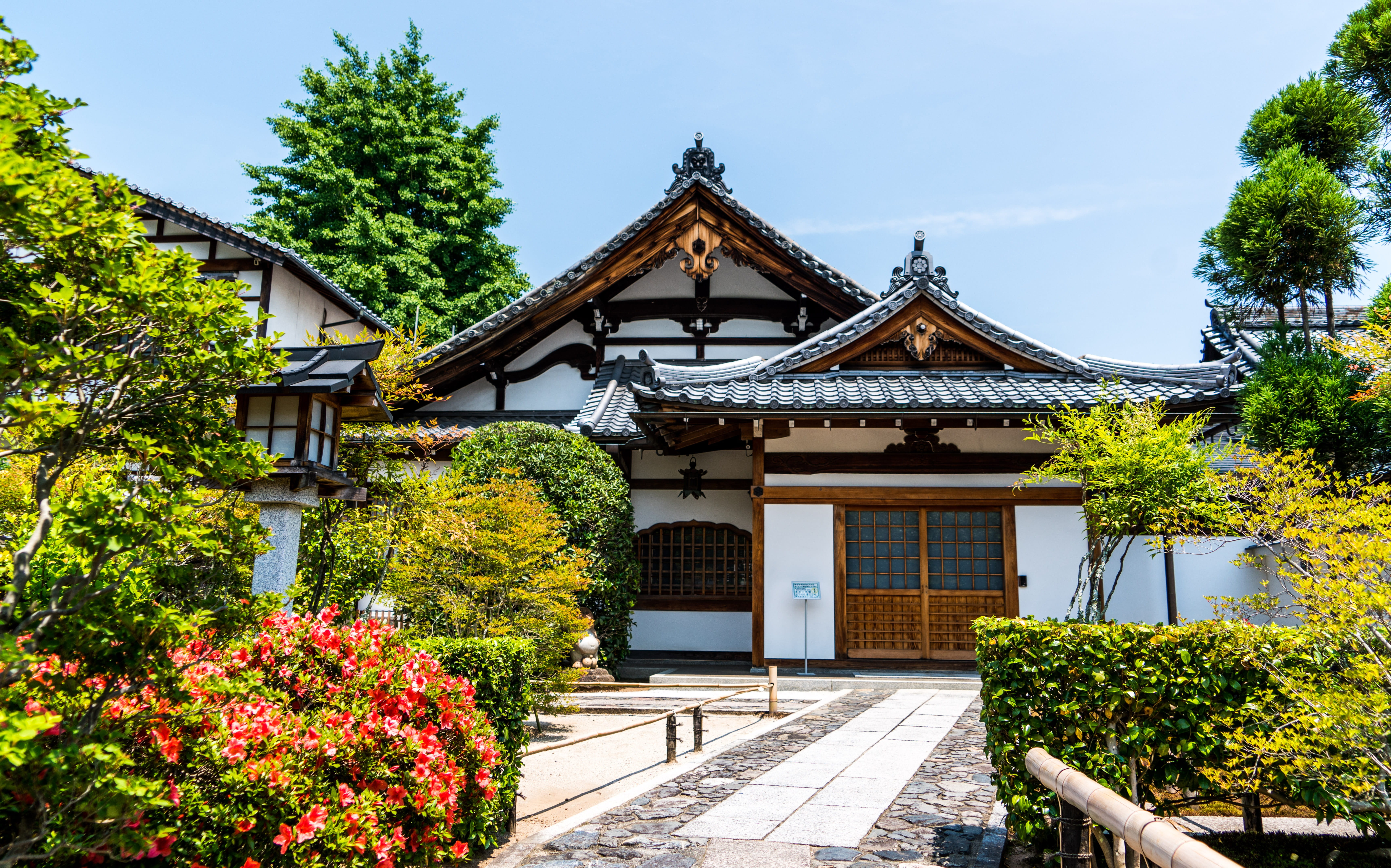 5K, trees, shrine, bushes, growth, flowers, landscape, white, nature, culture, scenery, traditional, place of worship, arashiyama, roof, building exterior, HD Wallpaper