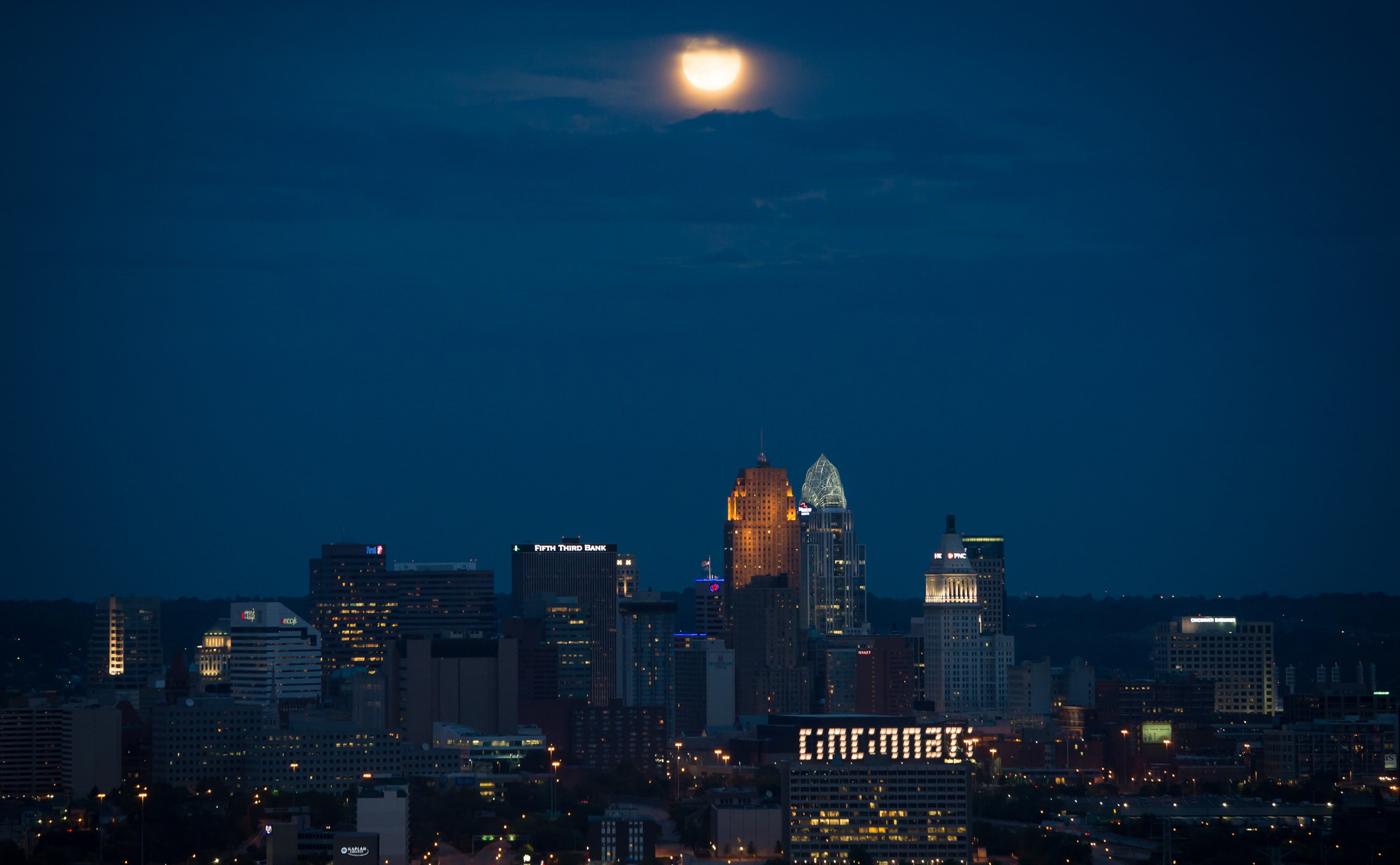 Moon, building, Blue, city, moonlight, tower, financial district, full moon, building exterior, racestreet, Ohio, bluemoon, office building exterior, modern, HD Wallpaper