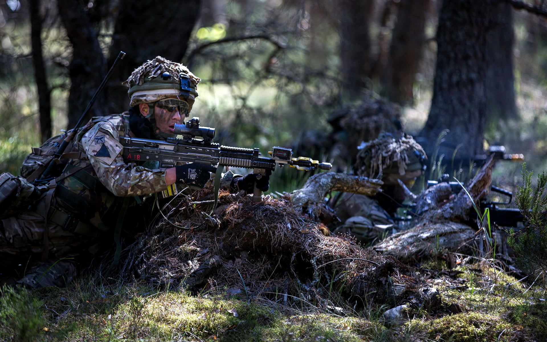aiming, camouflage clothing, army soldier, gun, weapon, armed forces, soldiers, adult, 1080P, military, mature men, plant, nature, uniform, weapons, forest, HD Wallpaper