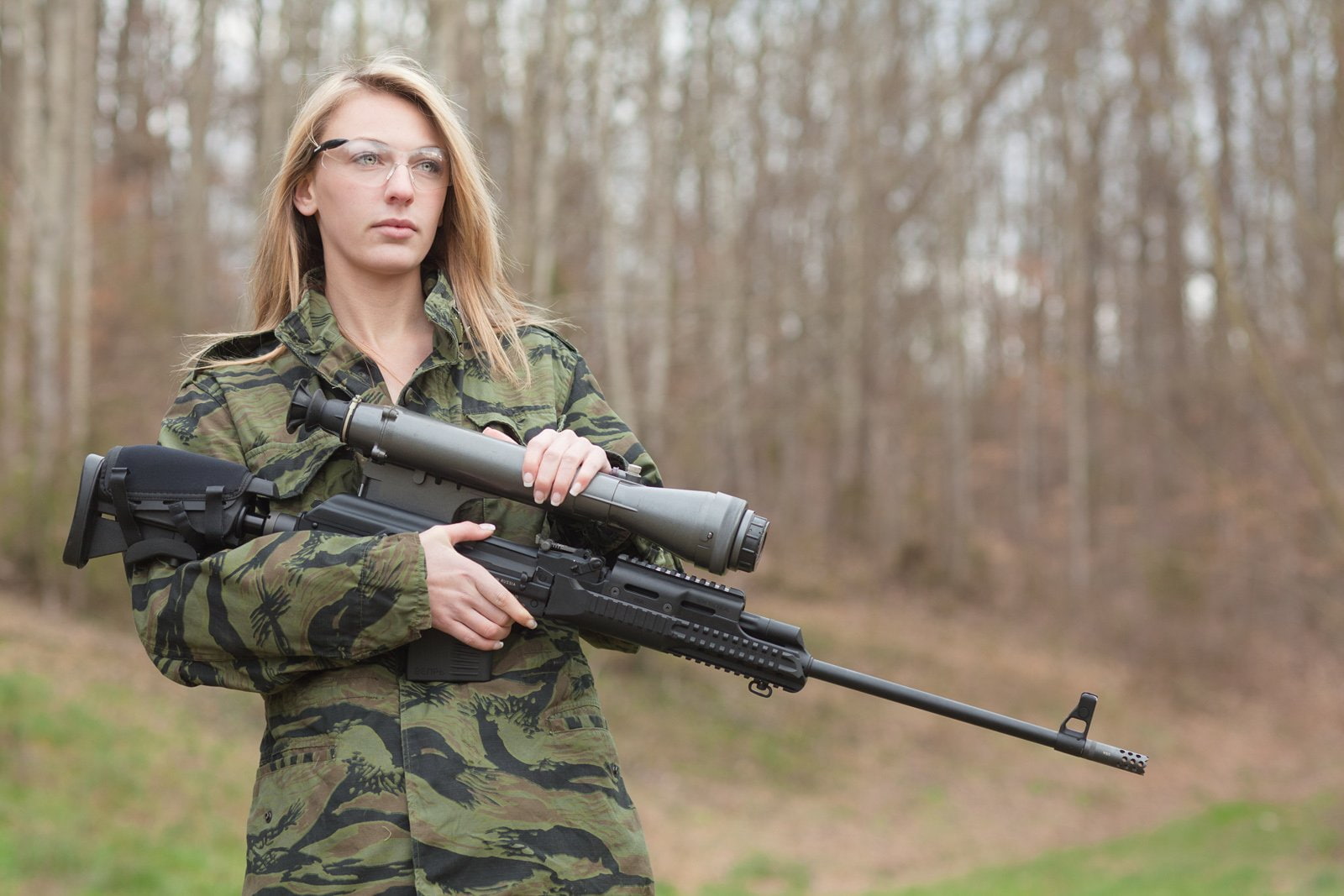 gun, uniform, woodland, rifle, government, standing, Women, army, clothing, military, tree, forest, weapon, young adult, camouflage clothing, armed forces, HD Wallpaper
