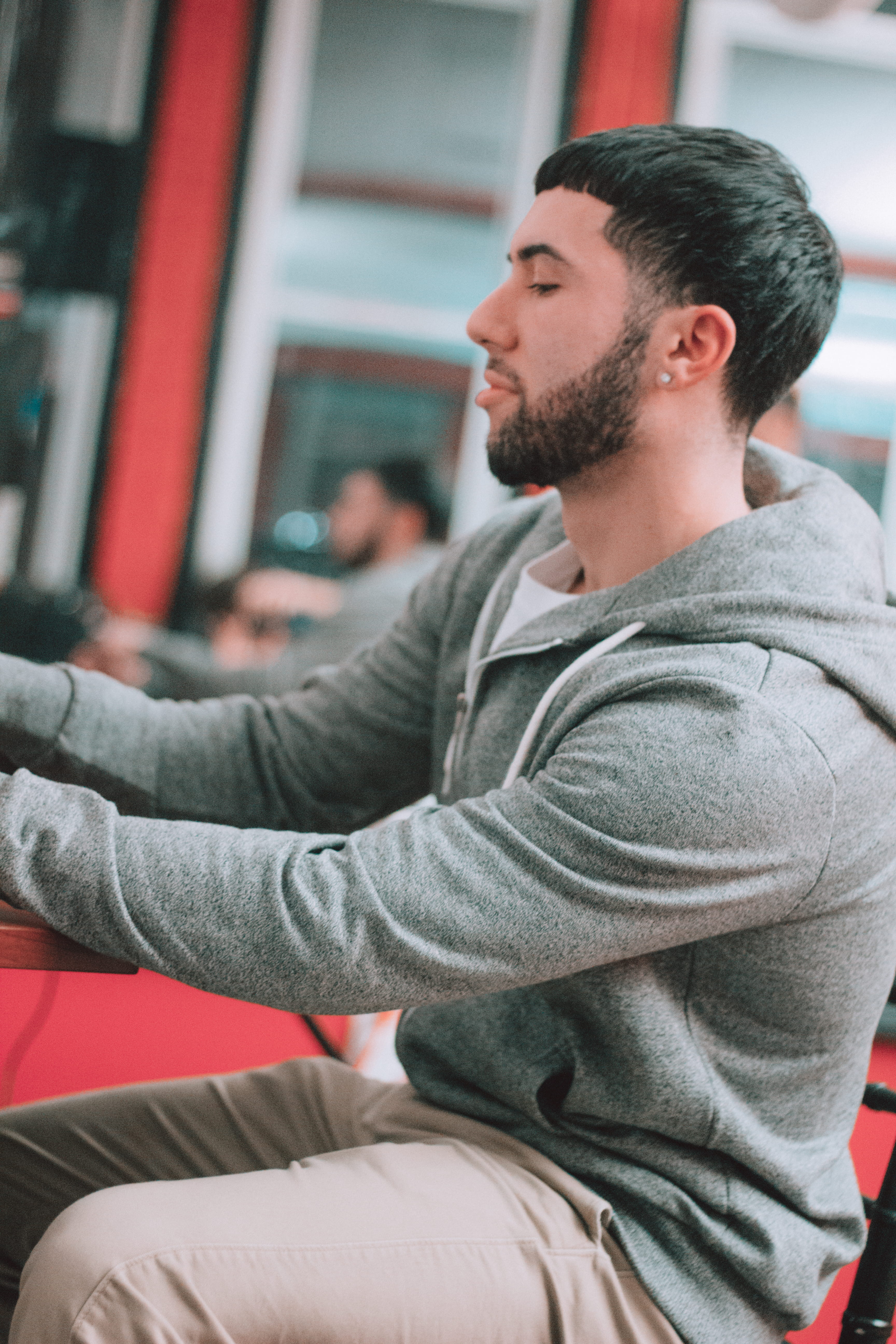 music, looking away, apple, contemplation, facial hair, lifestyles, one person, young adult, internet, camera, barber, rap, looking, haircut, web, hair, Phone HD Wallpaper