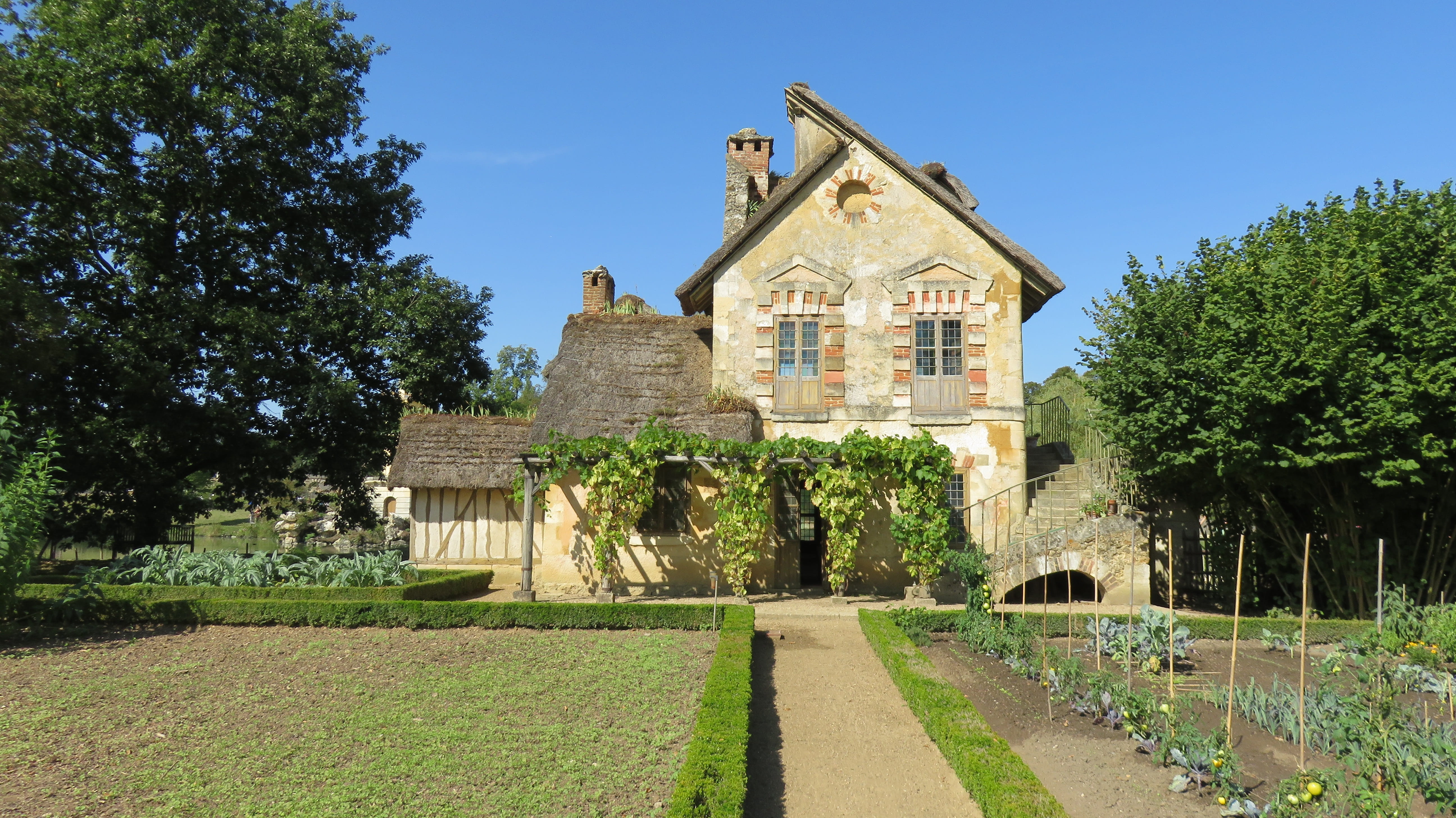 house, luxury, Cottage, home, outdoors, plant, grass, nature, no people, 5K, architecture, hameau, religion, blue, day, watermill cottage, la, mansion, HD Wallpaper