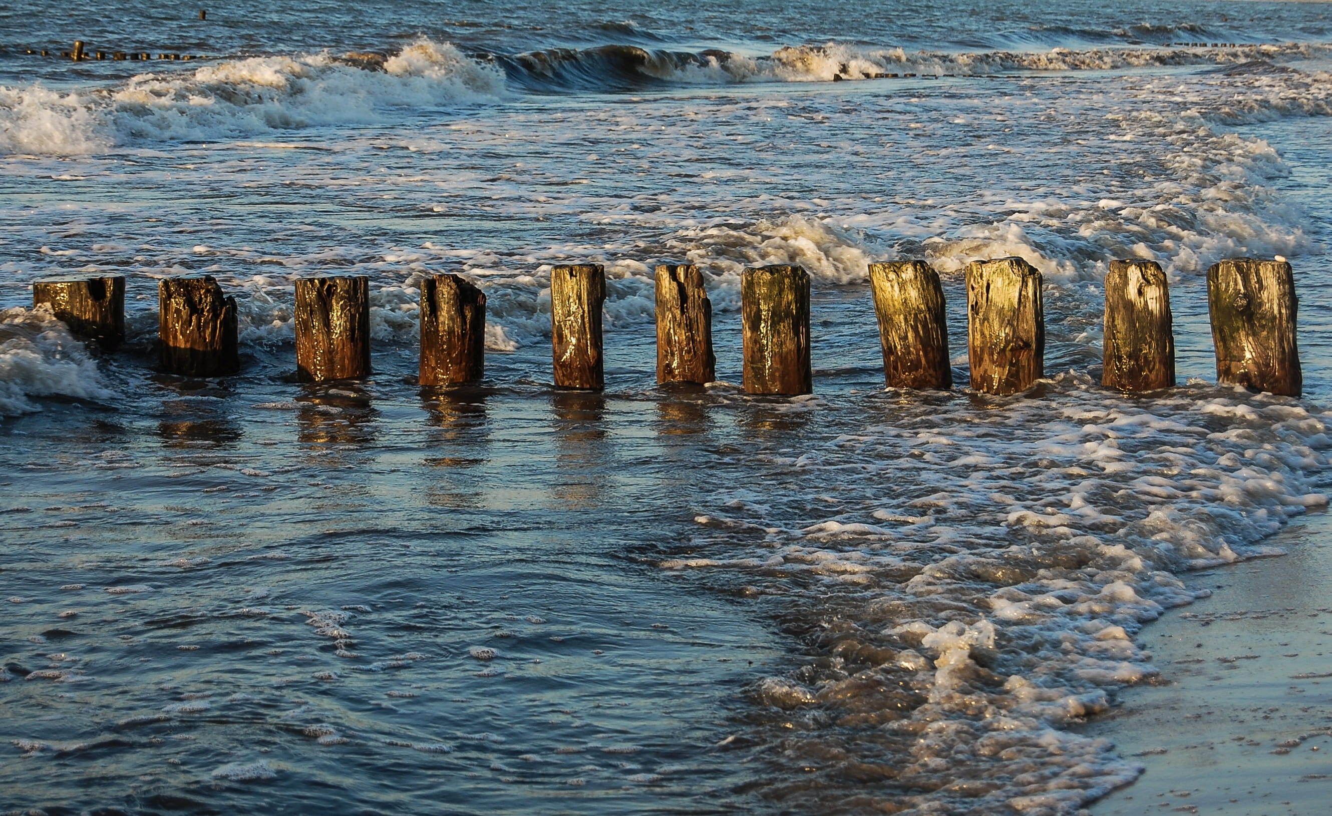 motion, scenics - nature, Groynes, water, day, wood - material, post, wooden post, lake, sea, no People, Foam, 2K, waterfront, beach, waterbreak, blue, HD Wallpaper
