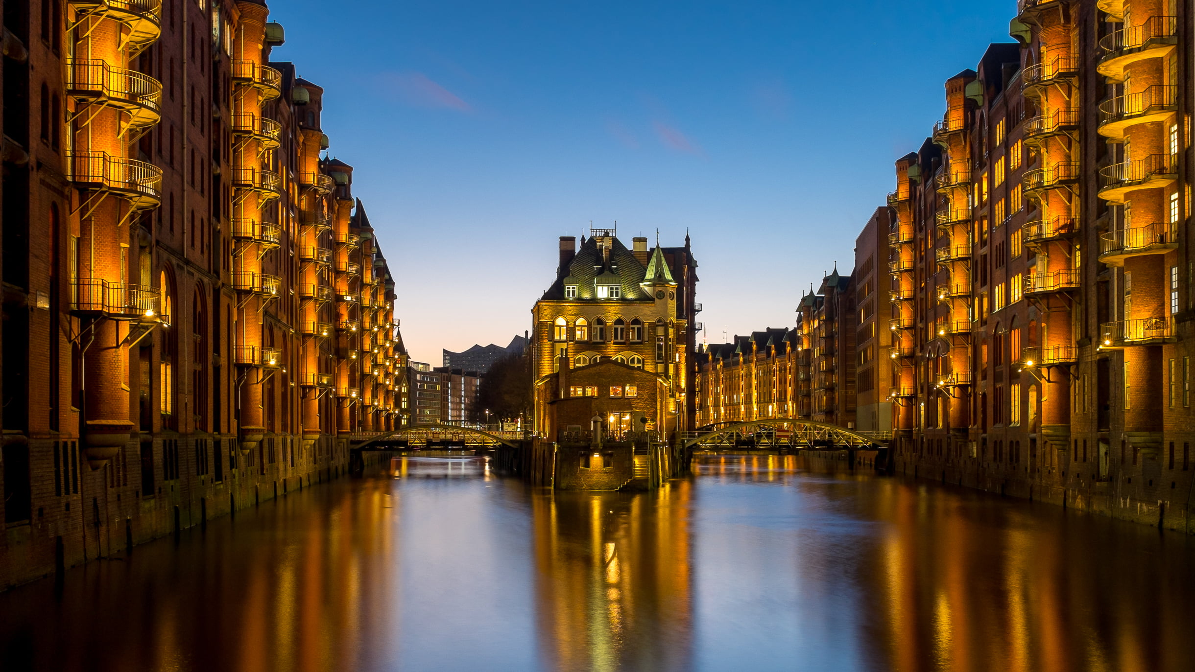 water, brown, Deutschland, Speicherstadt, dusk, europe, Fujifilm X100T, 1080P, river, bulidings, beside, illuminated, night, body, canal, body of water, HD Wallpaper