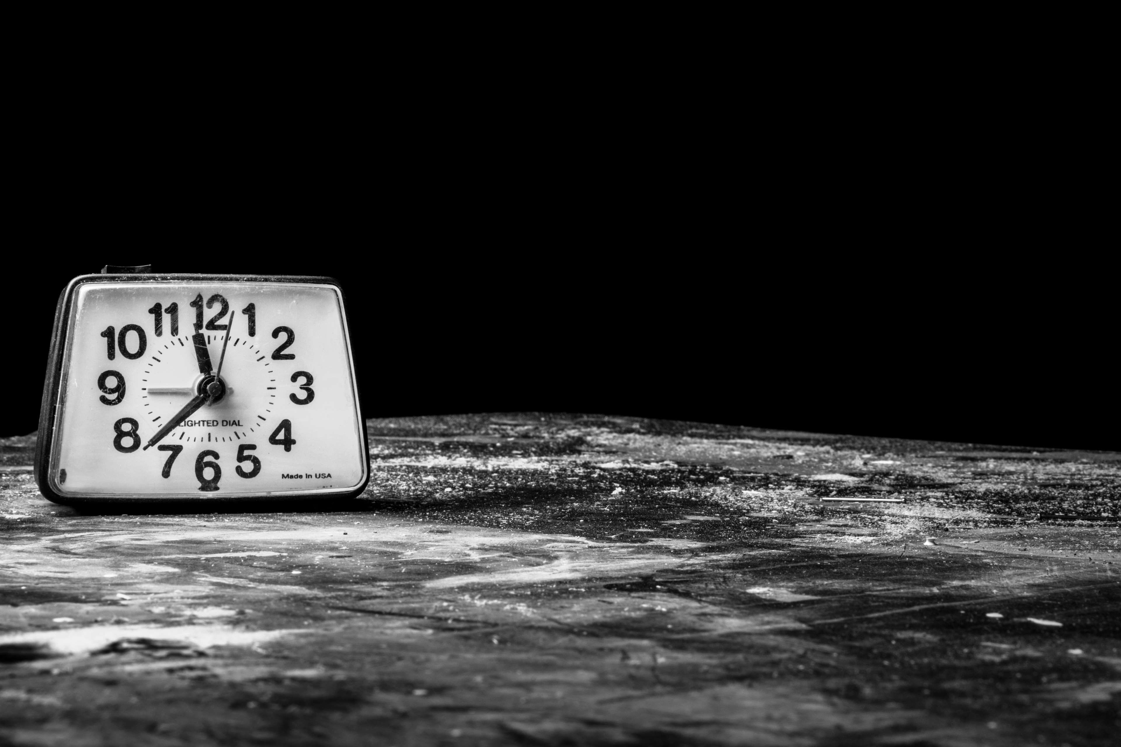 indoors, 4K, waking up, studio shot, no people, number, time, representation, bell, western script, dark, still life, black background, alarm, communication, HD Wallpaper