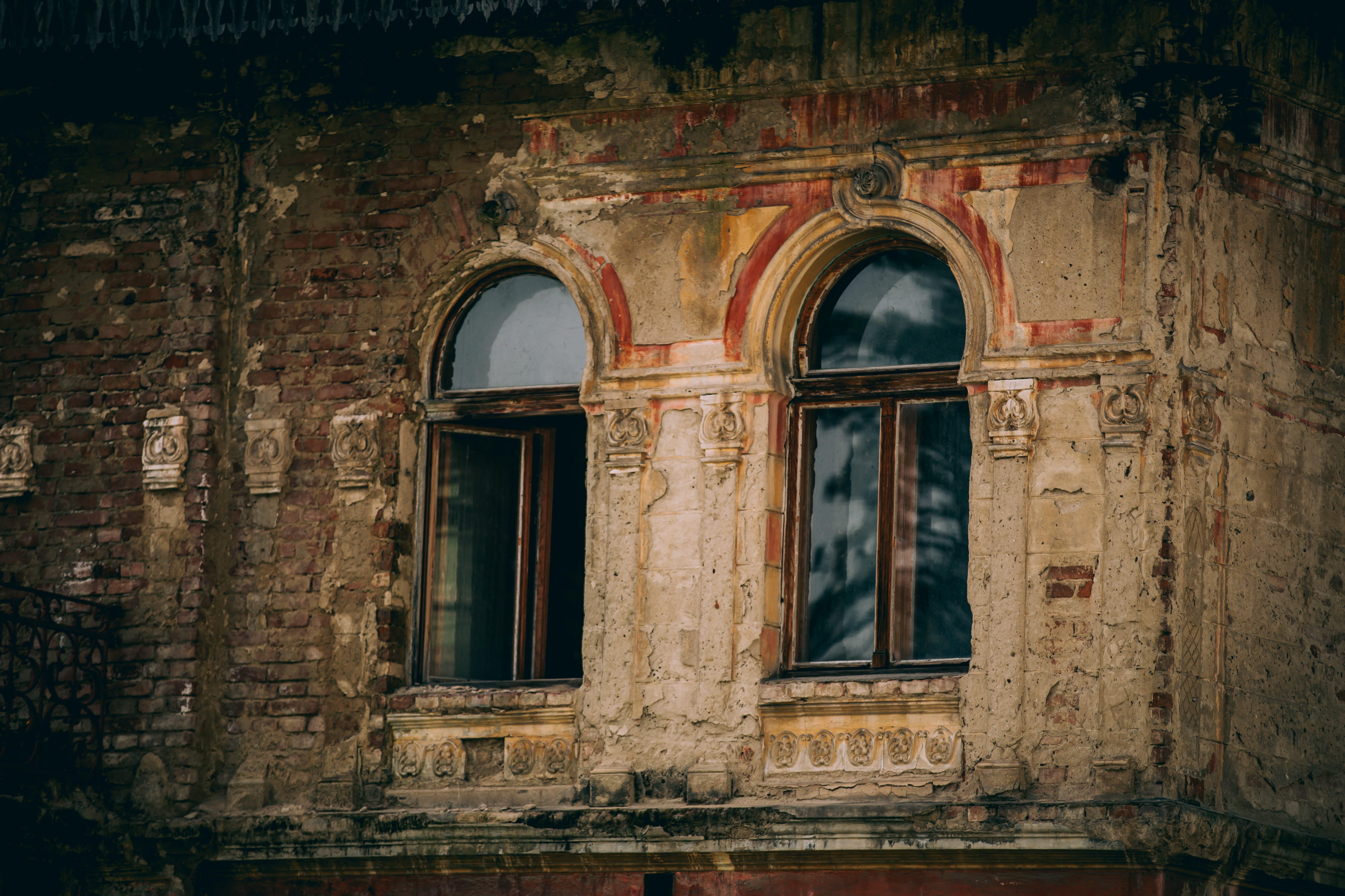 canon, history, window, deterioration, day, 5K, bosna, walkway, outdoors, architecture, crypt, painting, brčko, old, art, building exterior, no people, HD Wallpaper