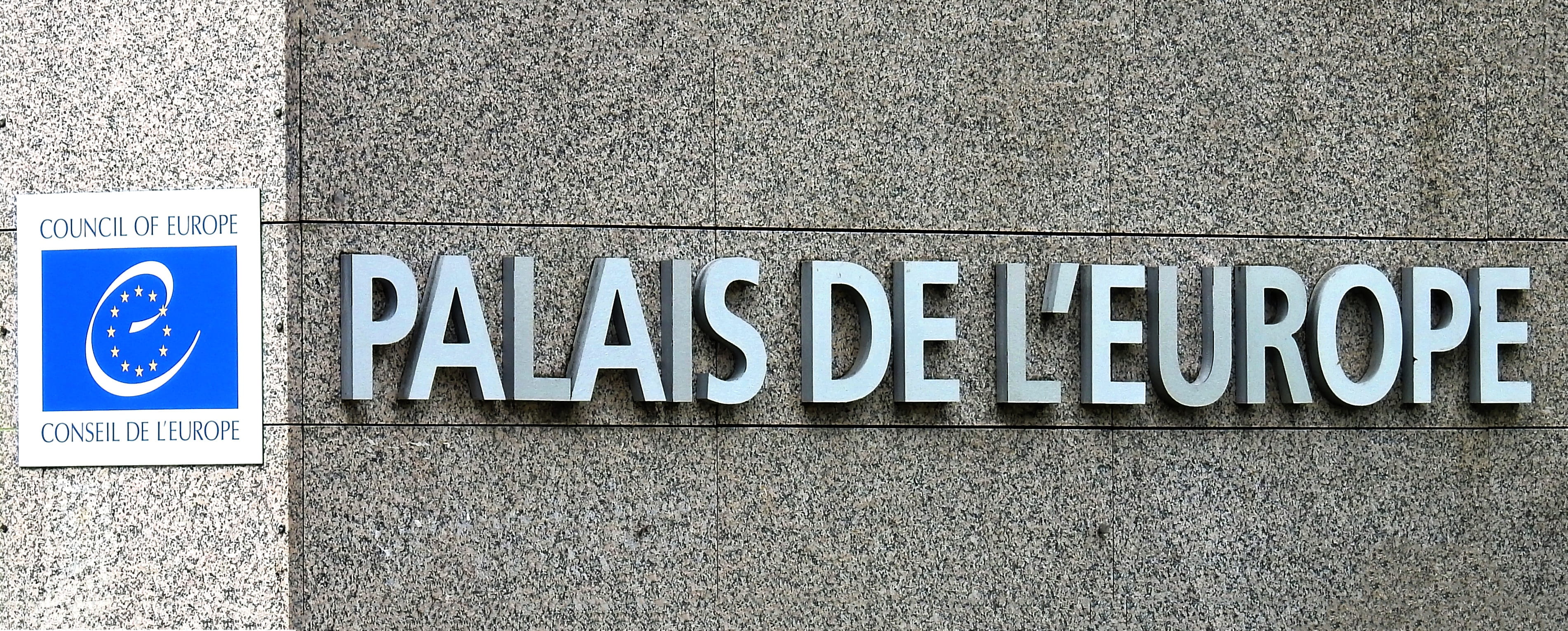 script, day, capital letter, built structure, concrete, sign, building exterior, outdoors, message, eu, communication, Strasbourg, non-western script, 2K, HD Wallpaper