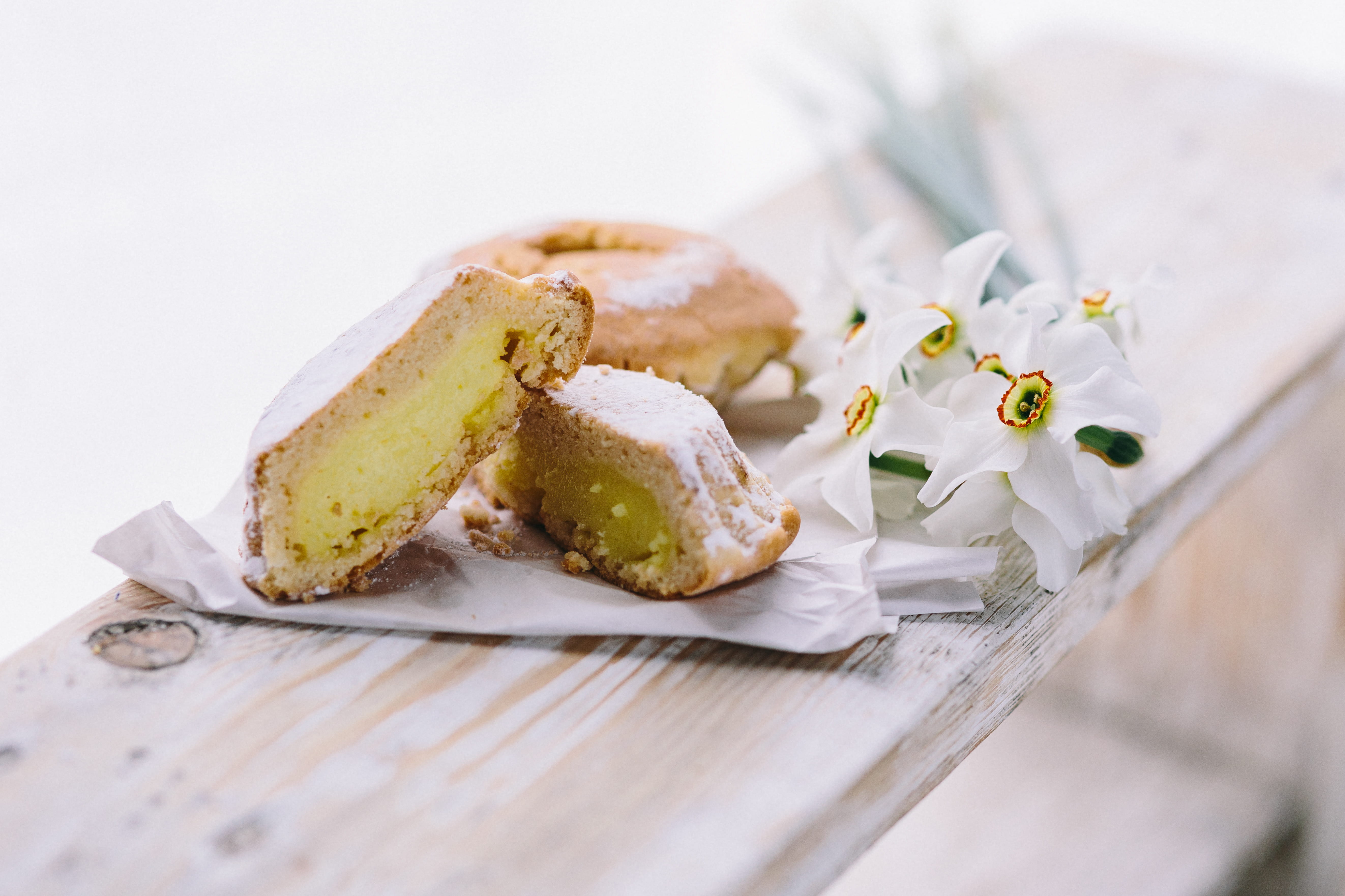 white color, pastry, flower, gourmet, healthy eating, mini, freshness, vanilla pudding, indoors, wood - material, selective focus, sweet Food, pudding, HD Wallpaper