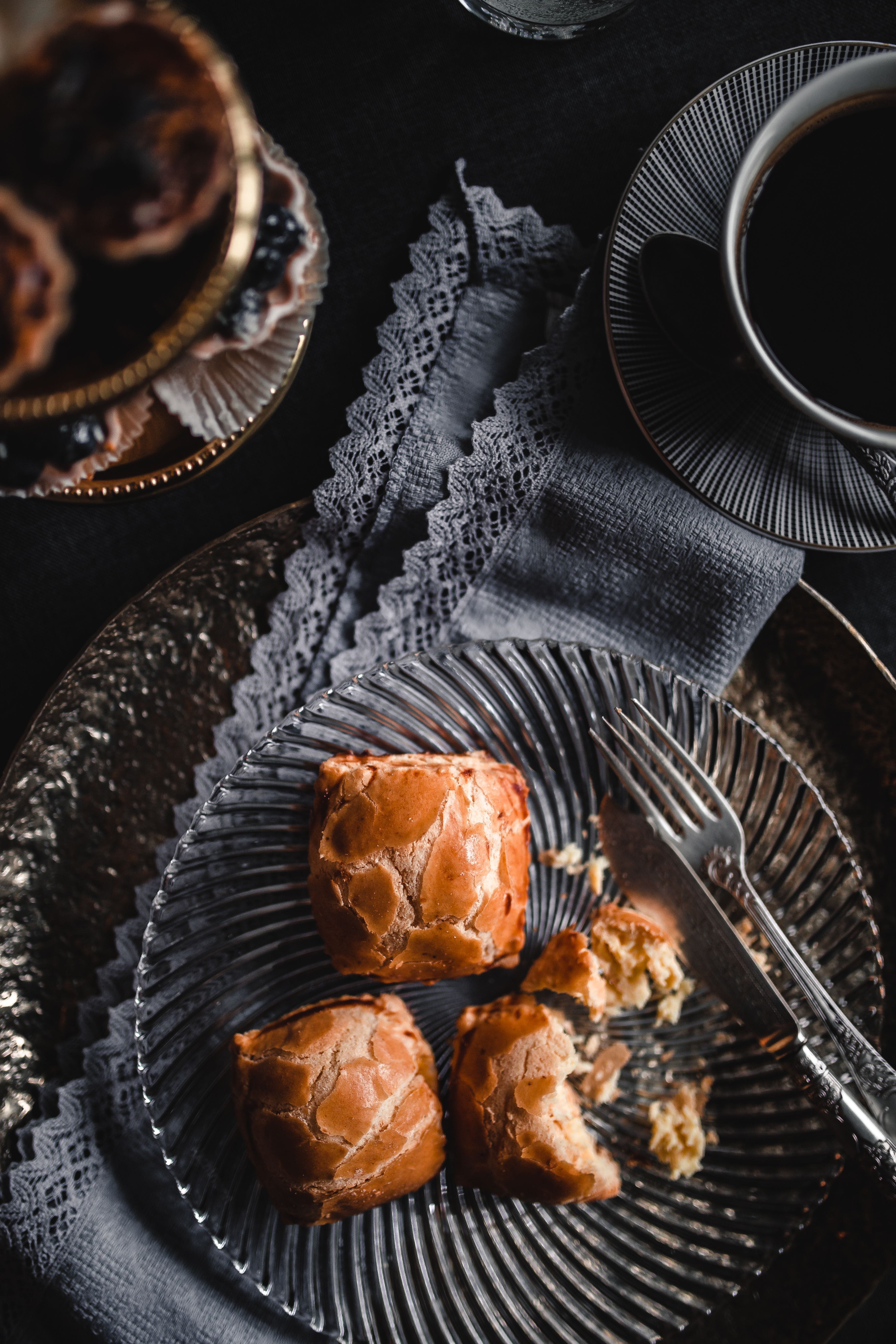 buns, food, no People, table, cake, delicious, heat - Temperature, dark, high angle view, Sweet buns, brown, french food, temptation, drink, freshness, Phone HD Wallpaper