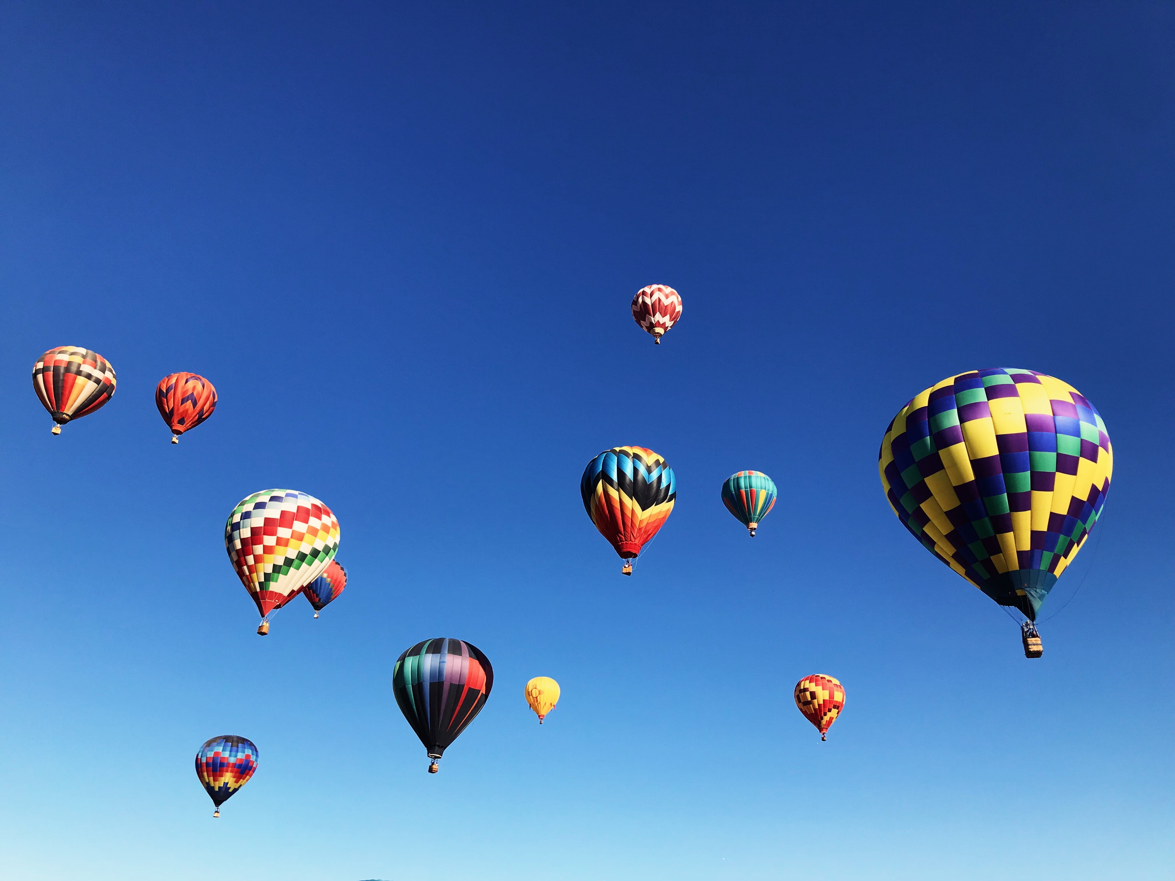 outdoors, 4K, flying, ocean, mode of transportation, aircraft, large group of objects, low angle view, clear sky, sea, colorado, adventure, coast, shoreline, HD Wallpaper