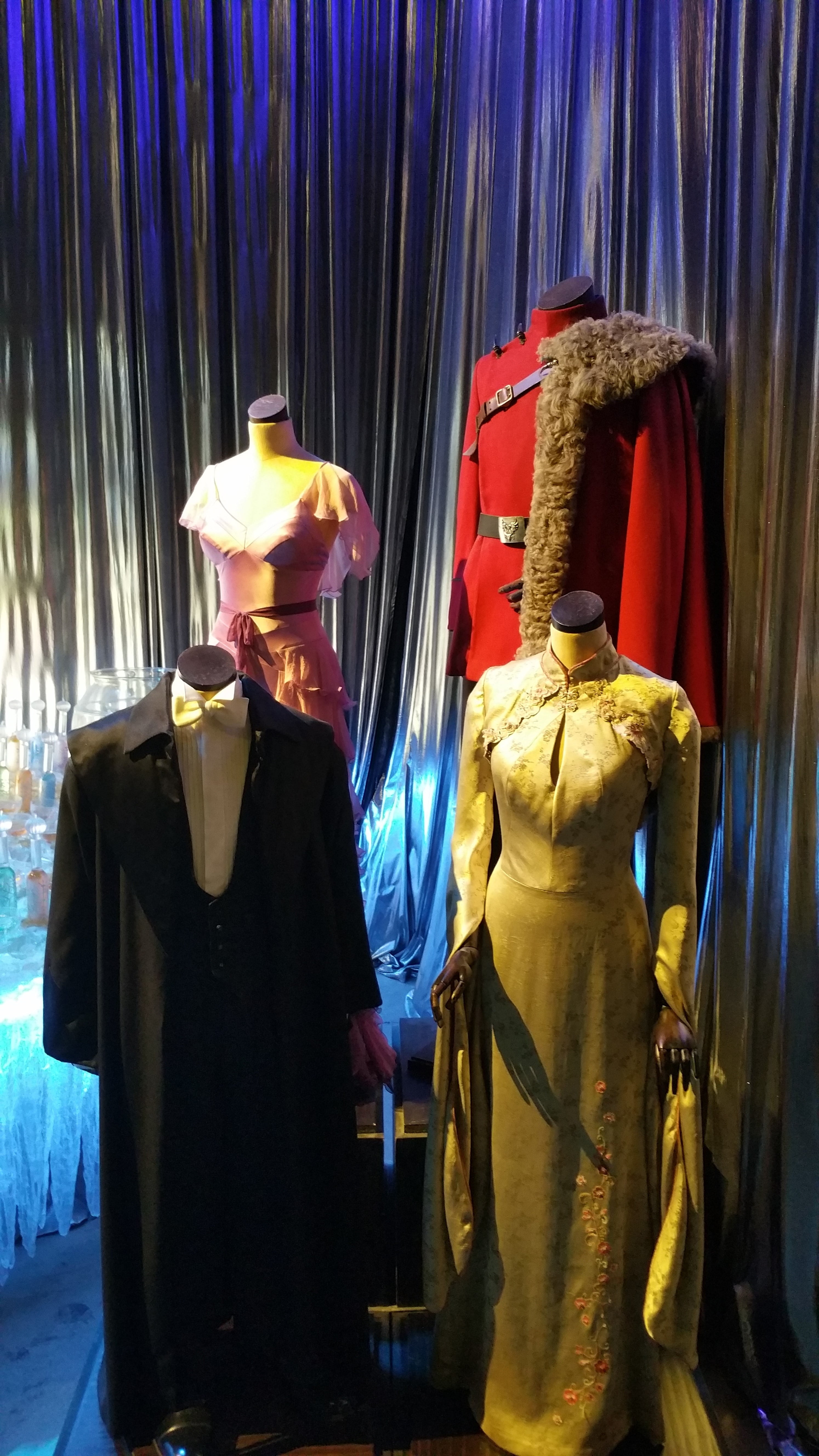 consumerism, 5K, warner studio, no people, yule ball, indoors, sculpture, store, human representation, retail display, art and craft, small business, business, Phone HD Wallpaper