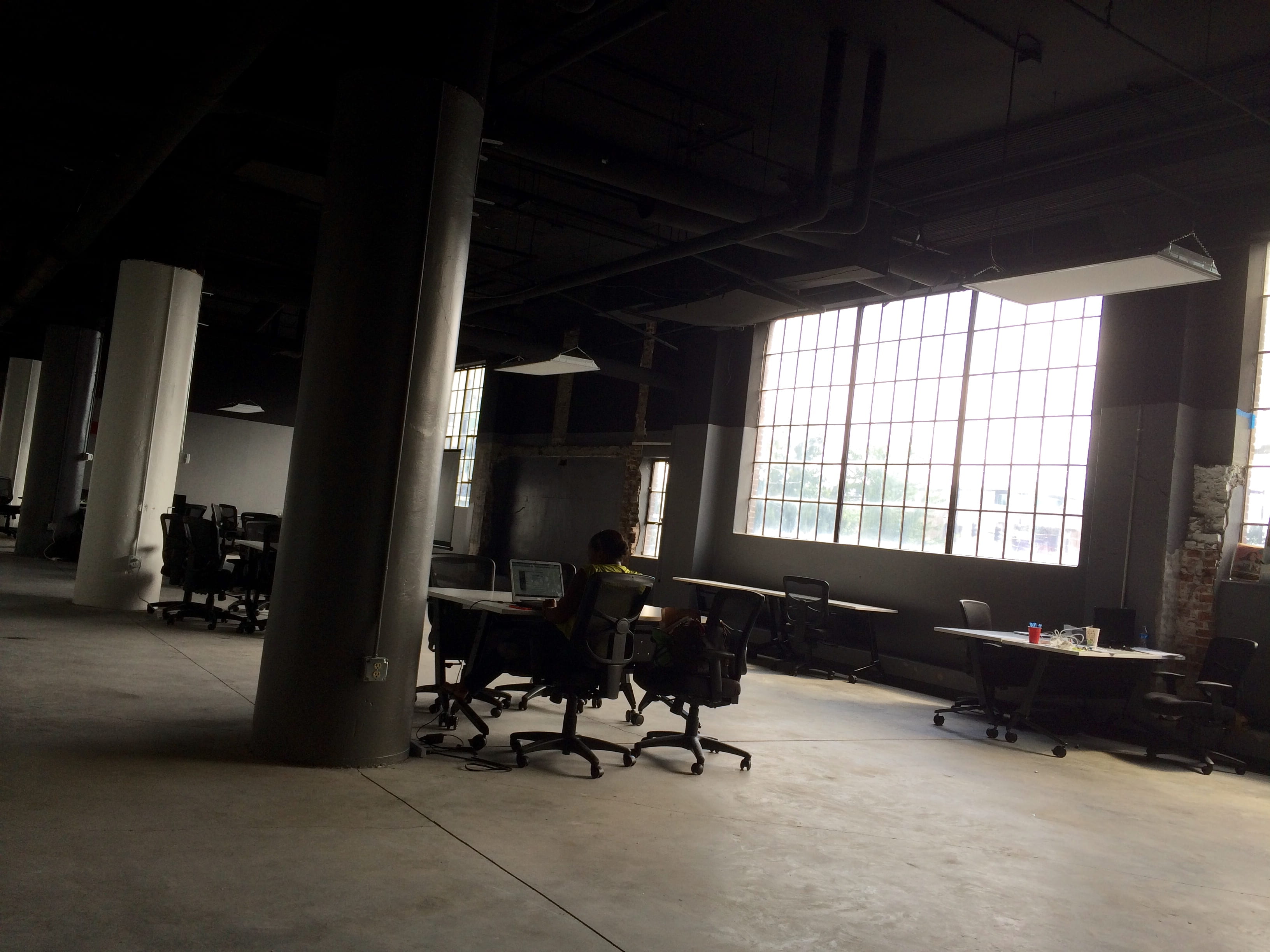 2K, women, men, man, ceiling, inside, business, sunlight, office chair, loft, indoors, sitting, people, person, pillar, office space, work, adult, empty, HD Wallpaper