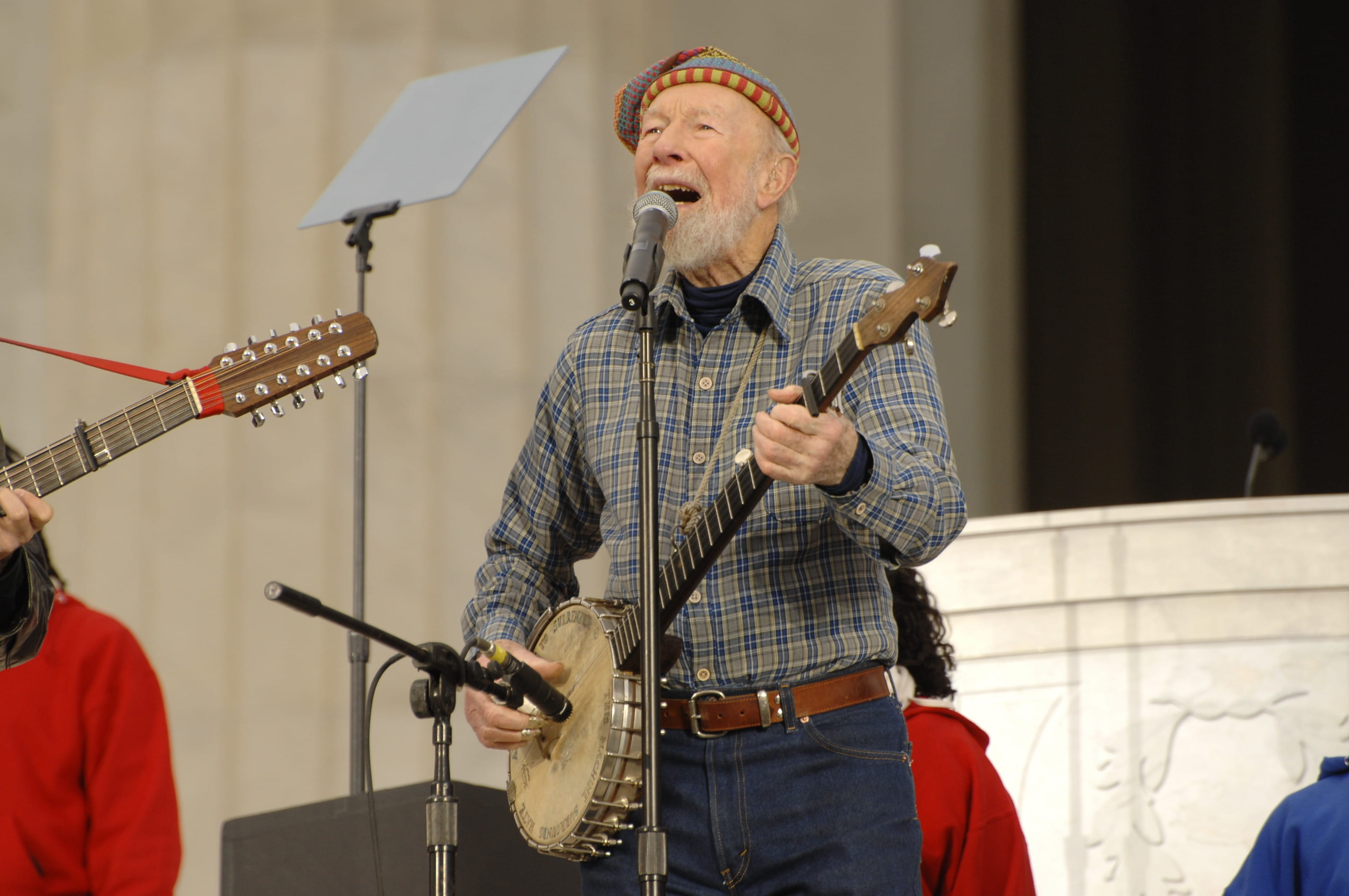 microphone, skill, washington dc, mature men, electric guitar, musician, arts culture and entertainment, banjo, front view, standing, plucking an instrument, HD Wallpaper