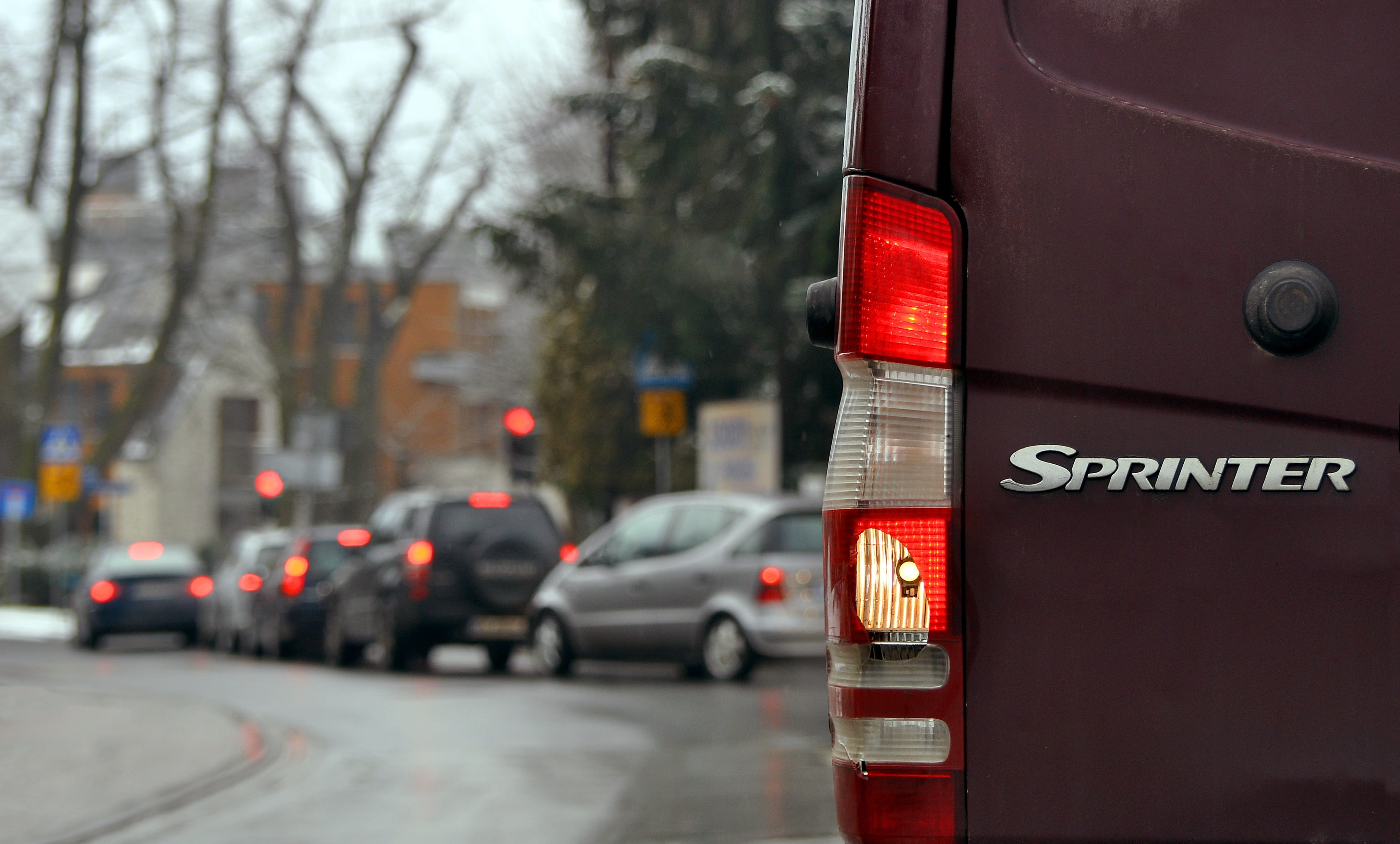 sprinter, standing, architecture, city life, communication, issues, detained, traffic jam, motor vehicle, mode of transportation, road, traffic, tree, slow, HD Wallpaper