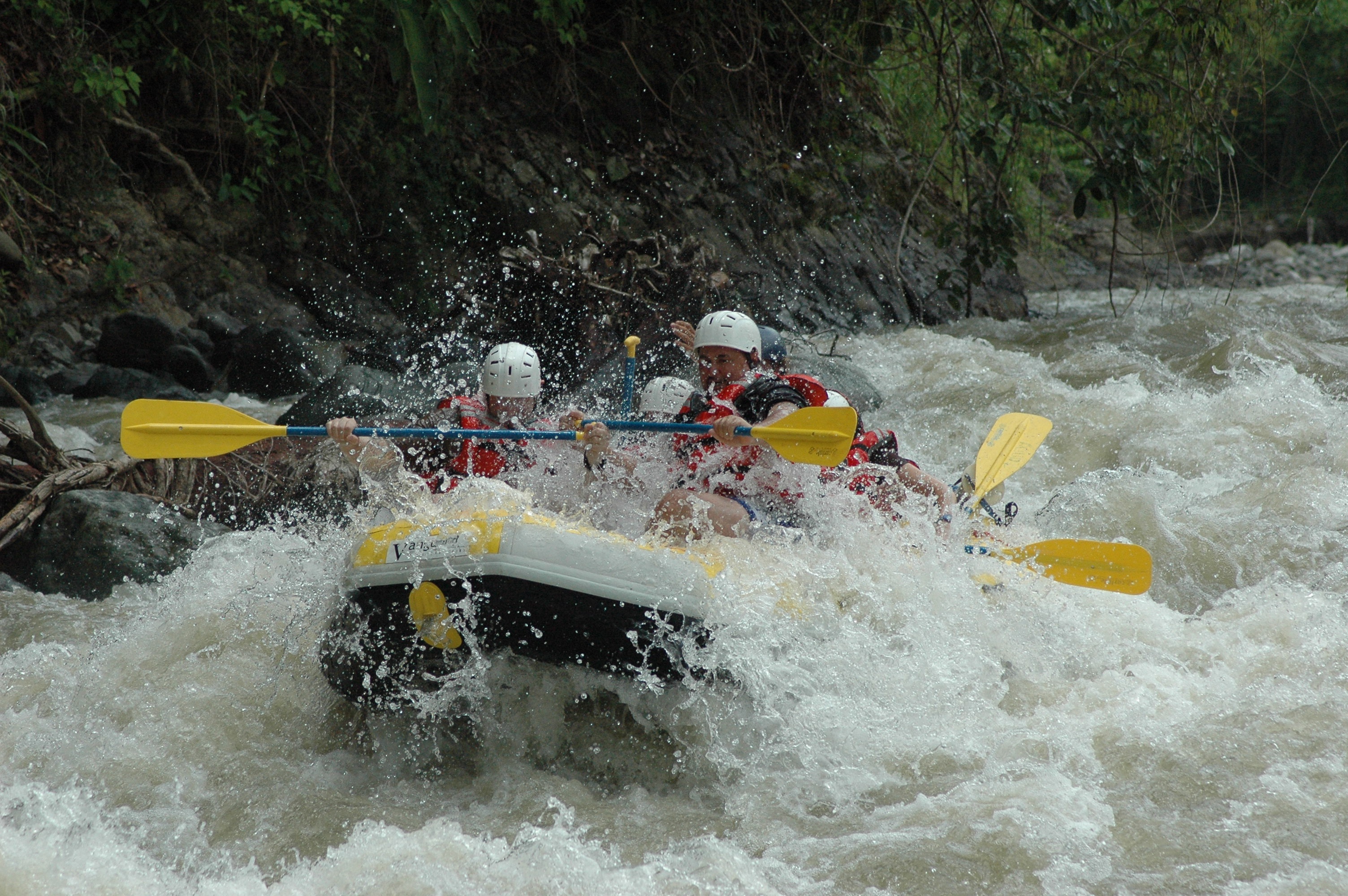 excitement, oar, recreation, teamwork, fun, outdoors, inflatable, splashing, sports helmet, effort, sign, people, rafting, nature, group, river, helmet, HD Wallpaper