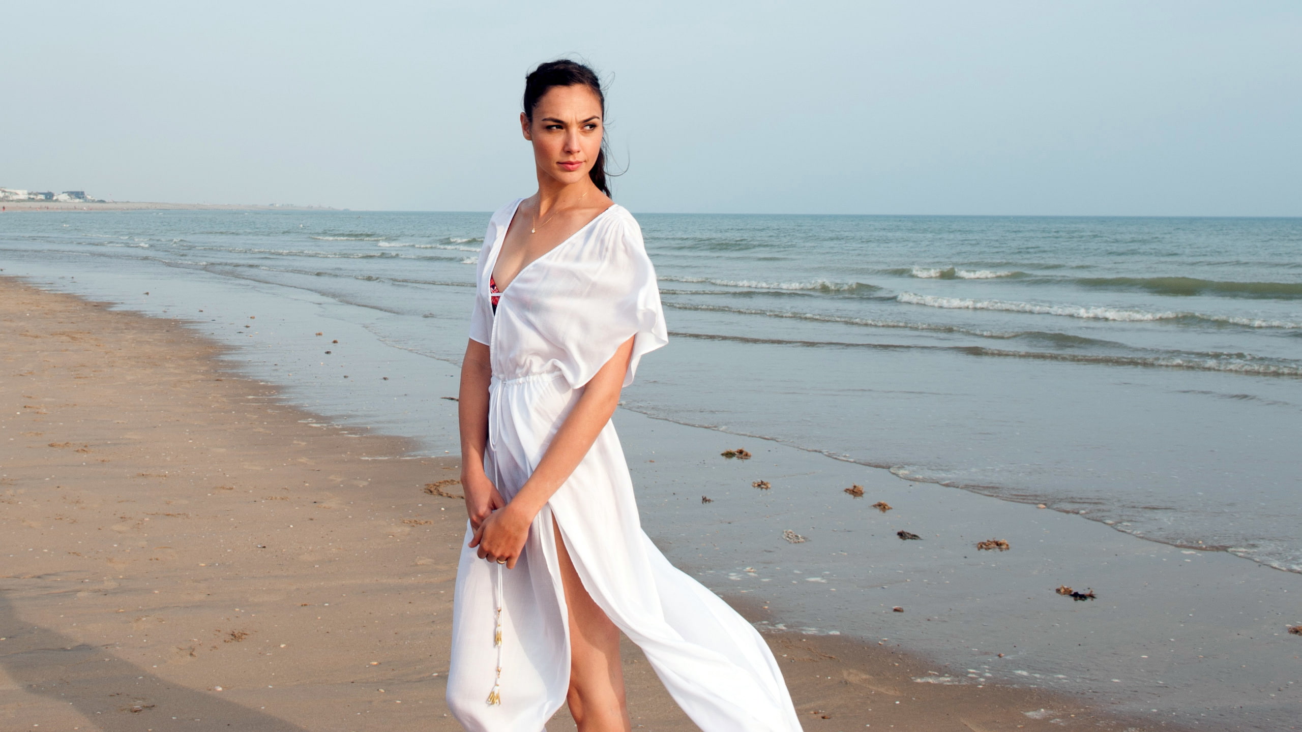 horizon, Criminal, sea, sand, girl, 2K, beach, brunette, in white, Gal Gadot, dress, HD Wallpaper