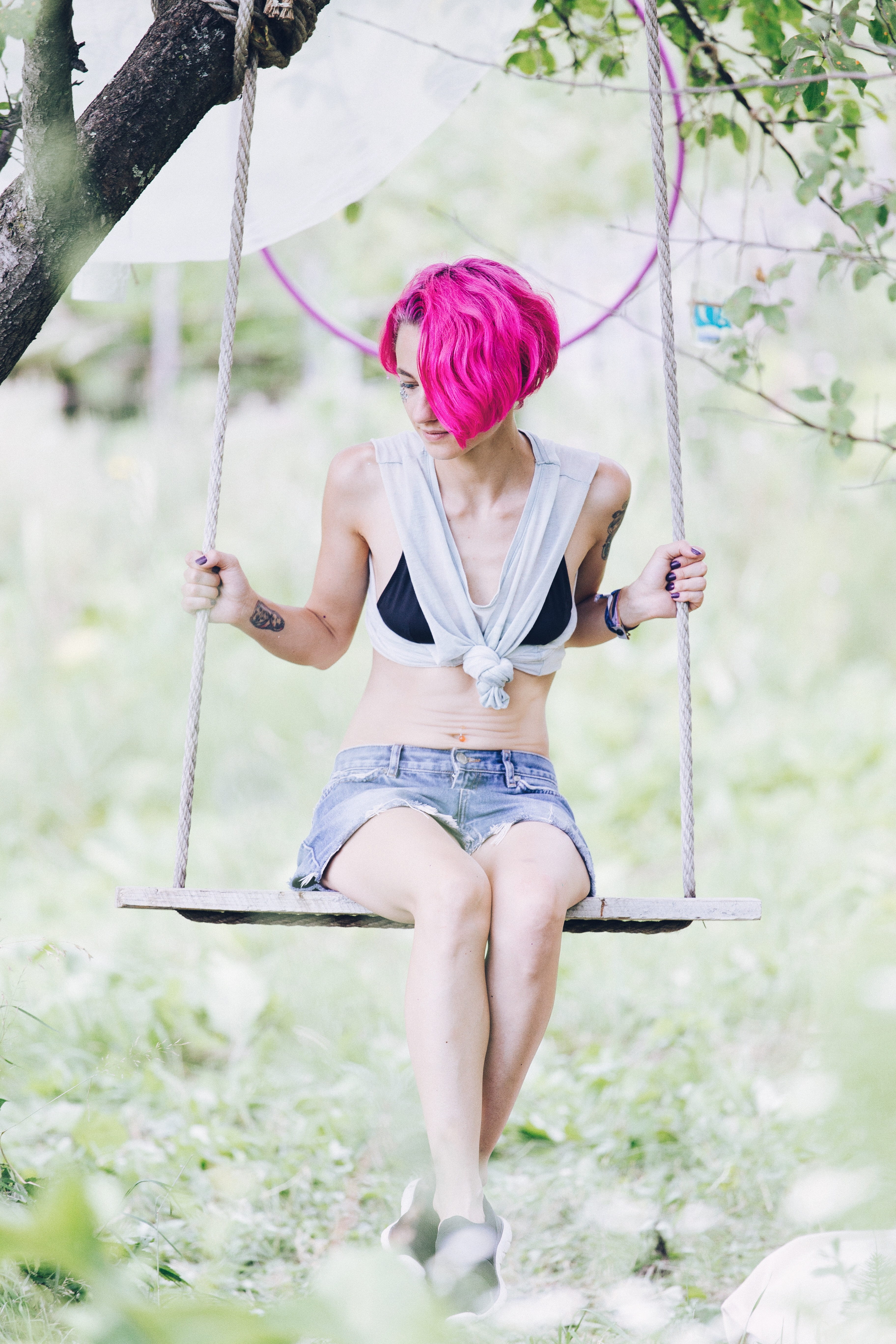 sitting, lifestyles, young adult, woman, full length, hairstyle, wooden, outdoors, women, holding, nature, person, sits, front view, plant, rope, swing, Phone HD Wallpaper