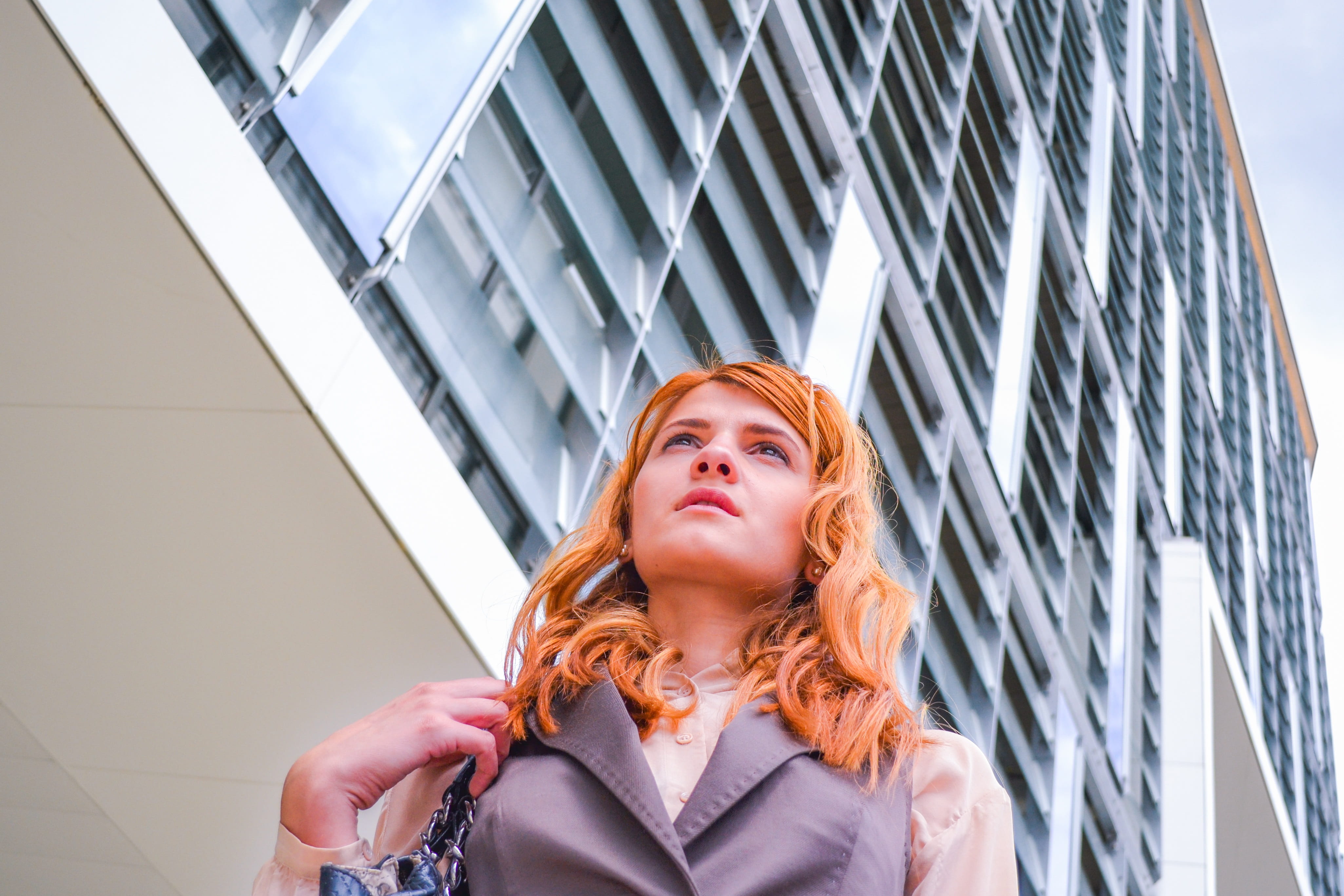 successful, lifestyles, architecture, attractive, young, lady, 4K, face, one person, boss, hairstyle, building, work, white, standing, business, success, HD Wallpaper