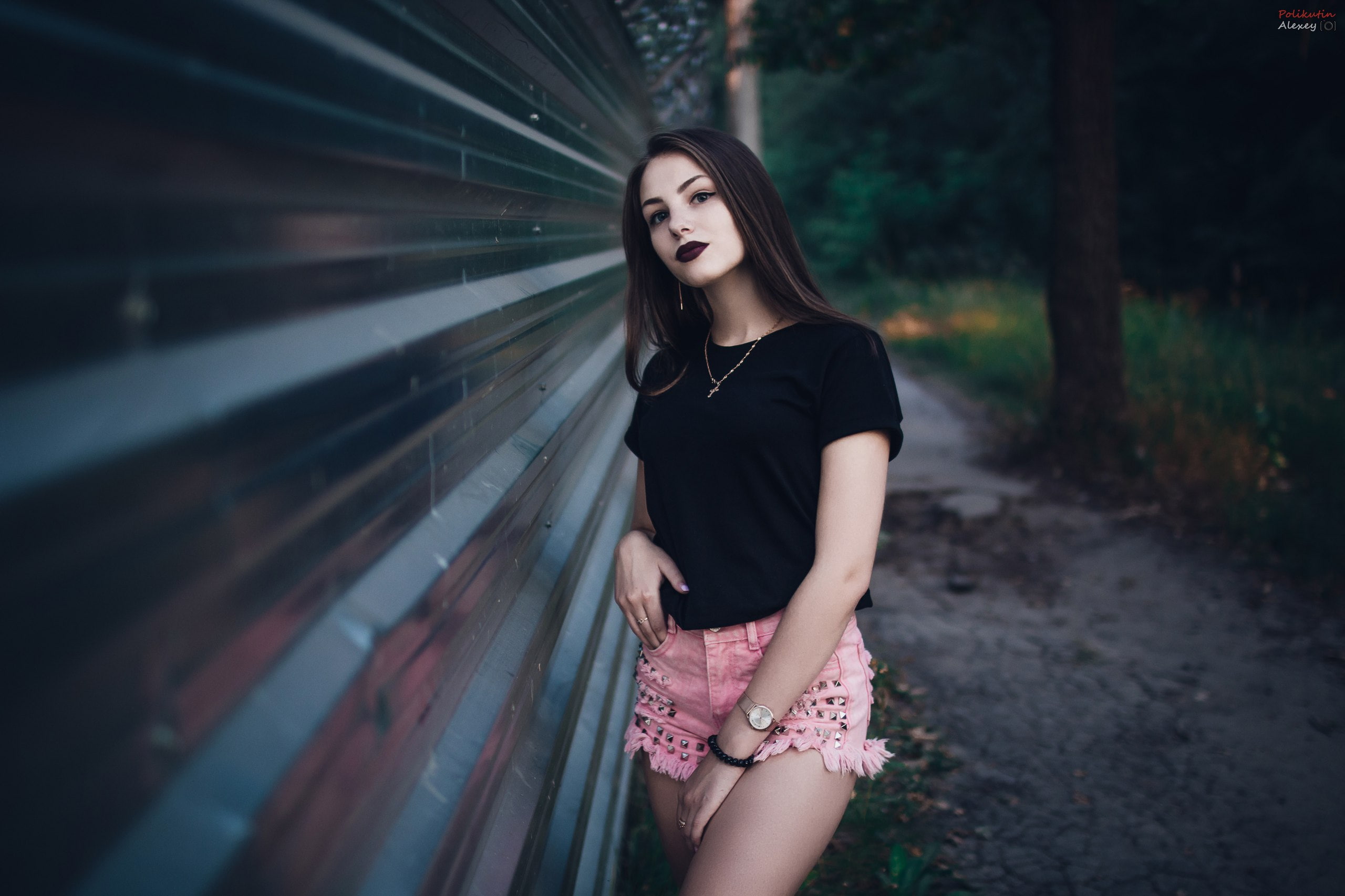 necklace, jean shorts, women, portrait, T-shirt, women outdoors, 2K, depth of field, trees, HD Wallpaper