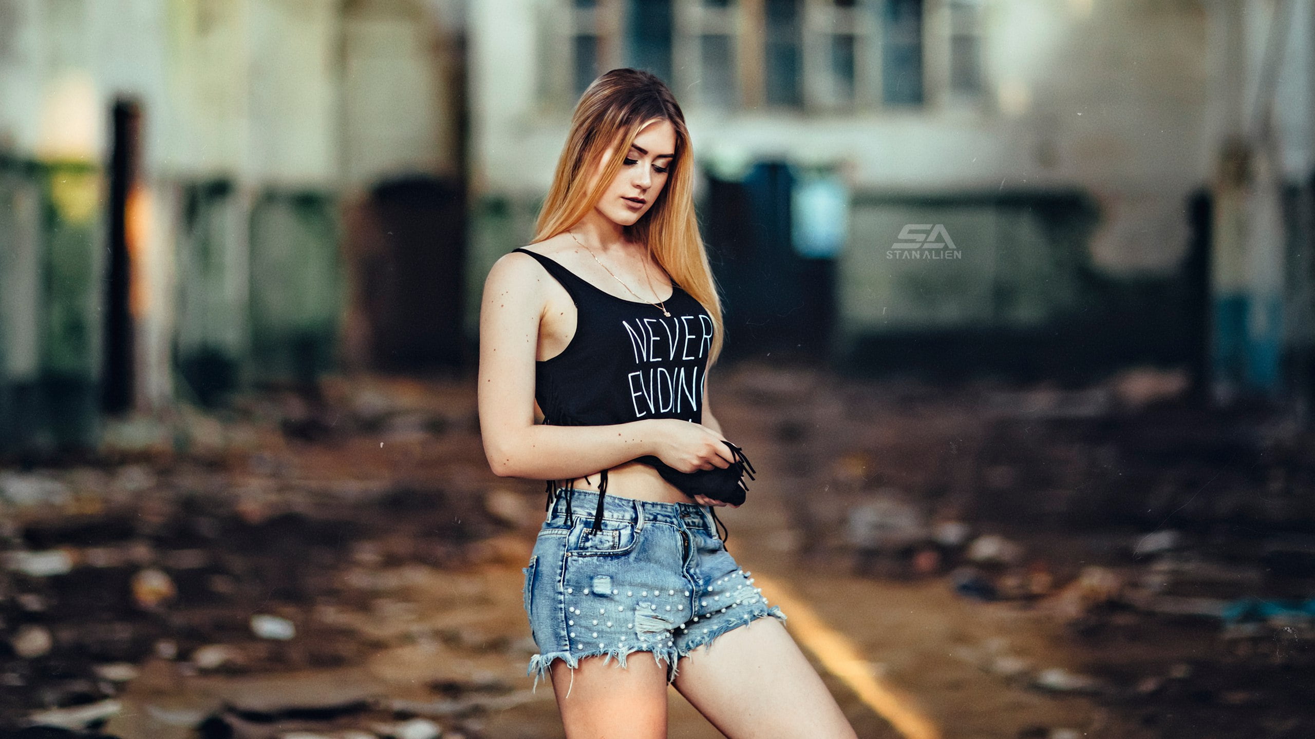 beautiful woman, architecture, young women, beauty, brunette, depth of field, hairstyle, Olga Demenko, lifestyles, necklace, T-shirt, women, standing, outdoors, HD Wallpaper