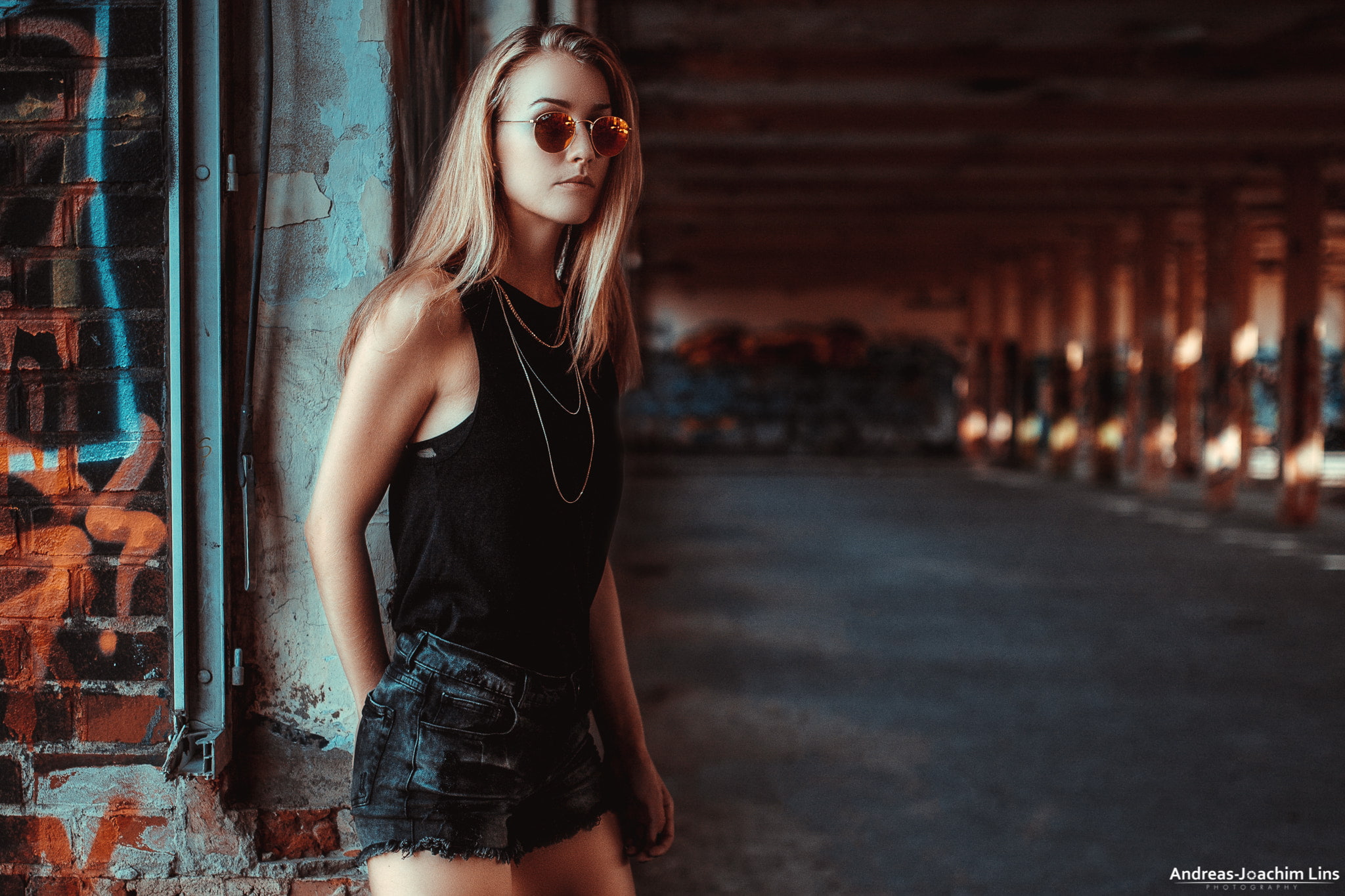 portrait, women with glasses, 1080P, women, Andreas-Joachim Lins, jean shorts, brunette, HD Wallpaper