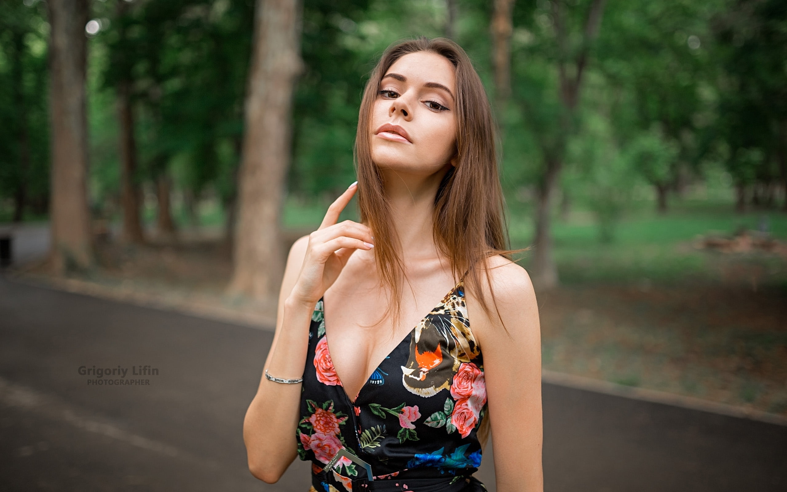 trees, women outdoors, Grigoriy Lifin, eyeliner, women, portrait, 2K, cleavage, HD Wallpaper