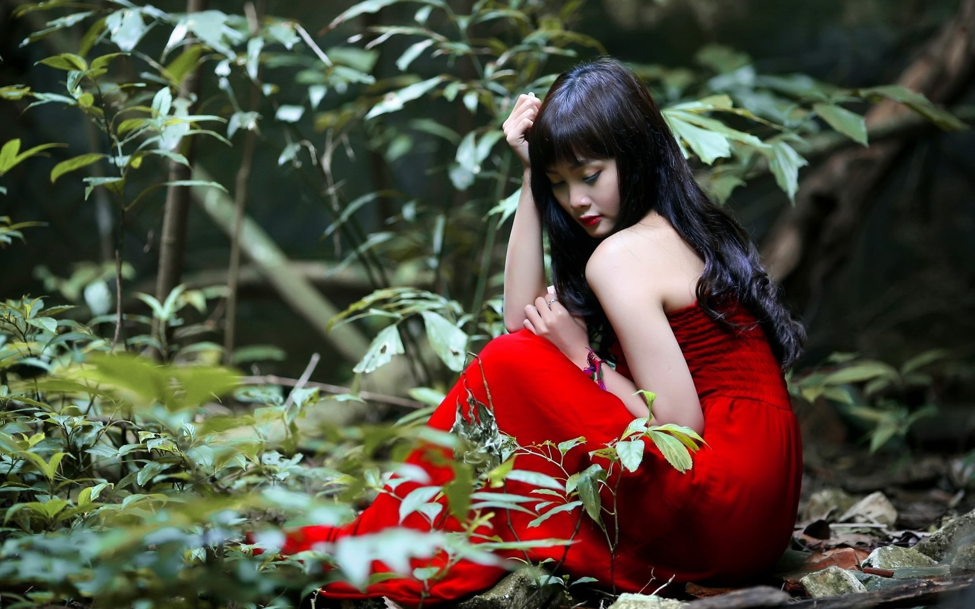 women outdoors, outdoors, looking, fashion, young adult, contemplation, women, black hair, nature, one person, trees, long hair, beauty, brunette, closed eyes, HD Wallpaper