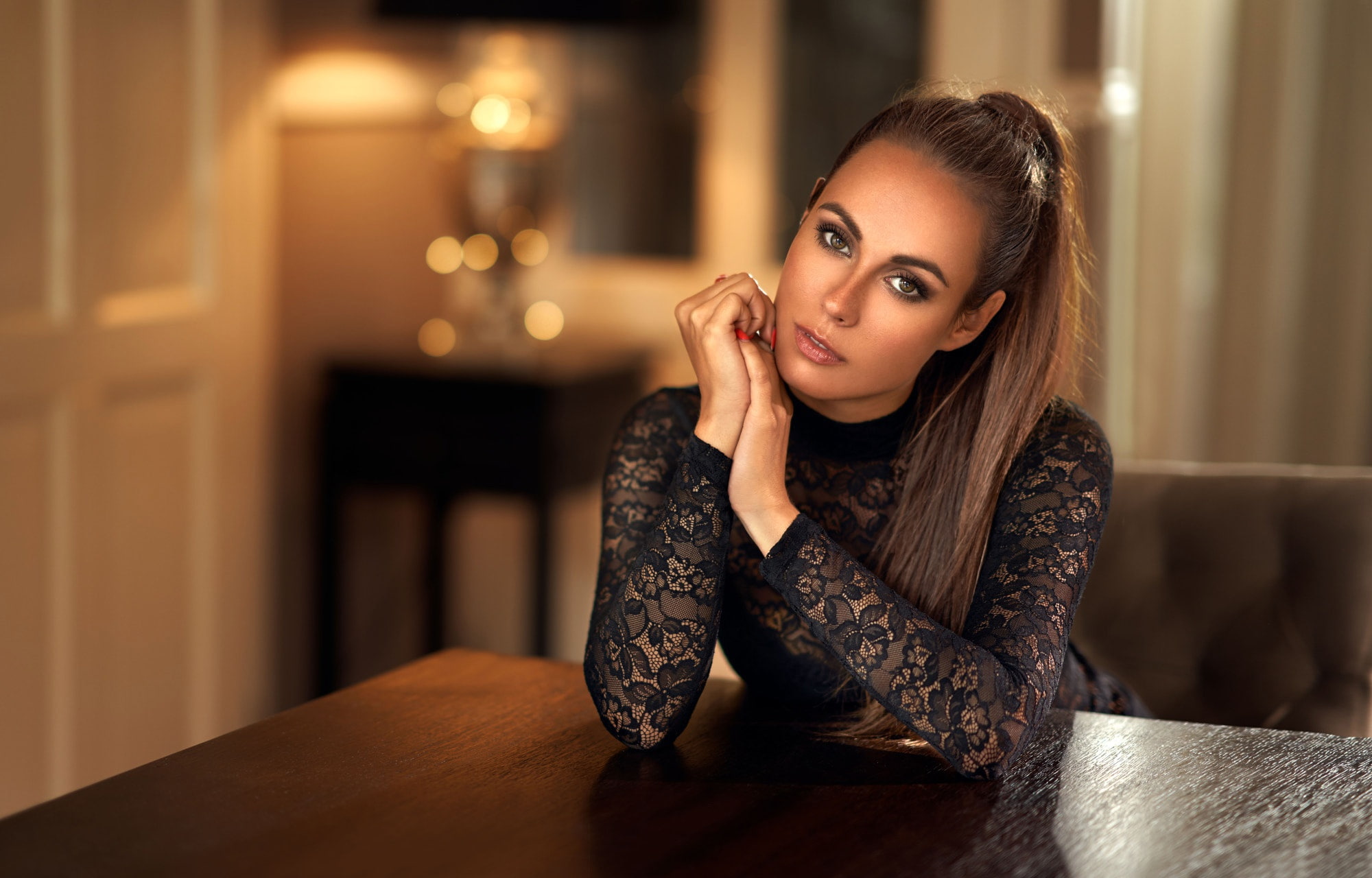 1080P, look, makeup, in black, Maarten Quaadvliet, brown hair, pose, portrait, bokeh, at the table, room, model, hairstyle, sitting, beauty, Kimberley, HD Wallpaper
