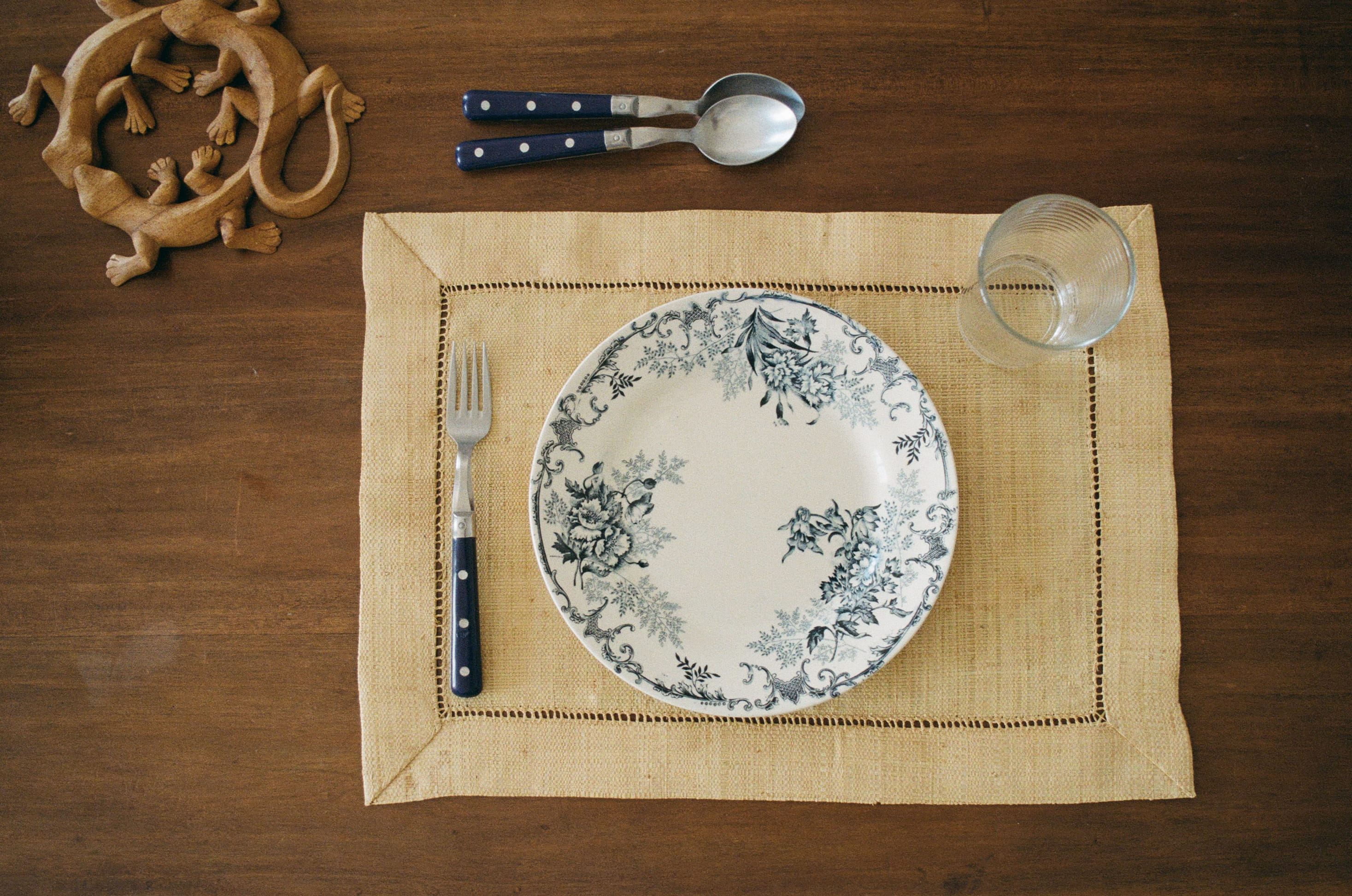 drink, wood - material, refreshment, fork, creativity, glass, plate, eating utensil, gray, no people, weapon, pottery, home, white, cutlery, 2K, placemat, HD Wallpaper