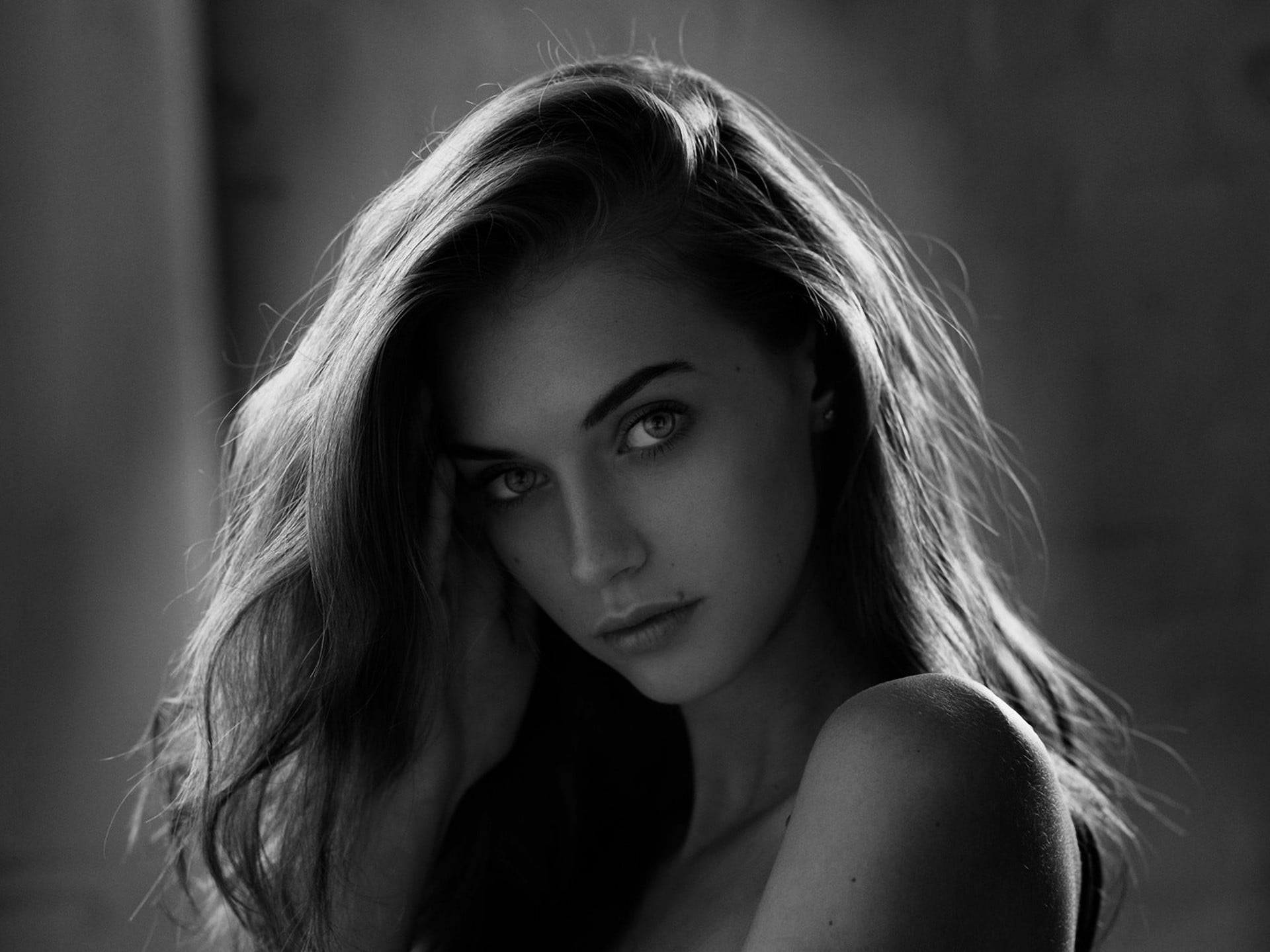young women, monochrome, Yulia Rose, beautiful woman, 1080P, beauty, headshot, close-up, long hair, women, hairstyle, focus on foreground, indoors, blond hair, HD Wallpaper