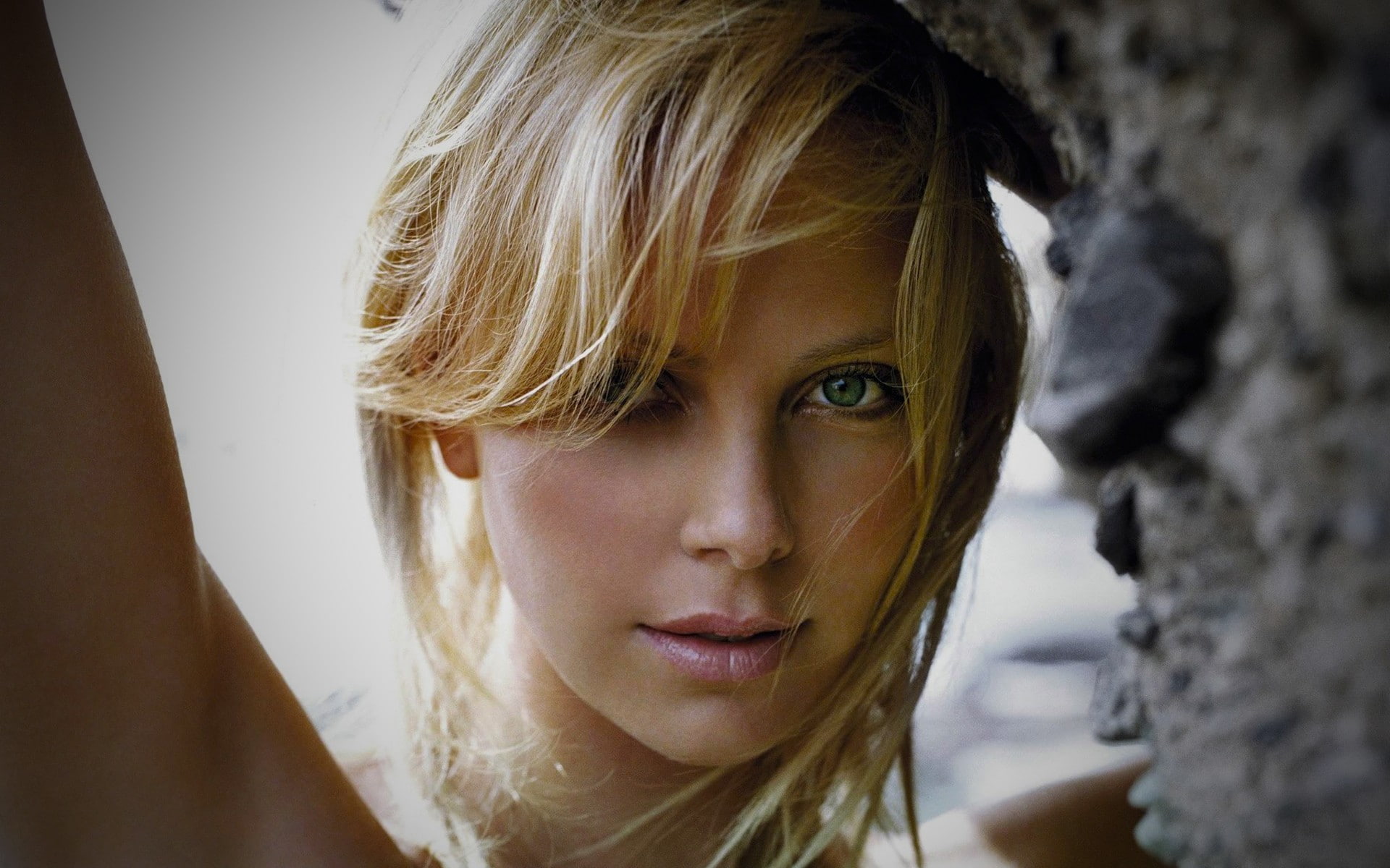 women outdoors, 1080P, women, actress, arms up, green eyes, Charlize Theron, blonde, celebrity, looking at viewer, face, HD Wallpaper