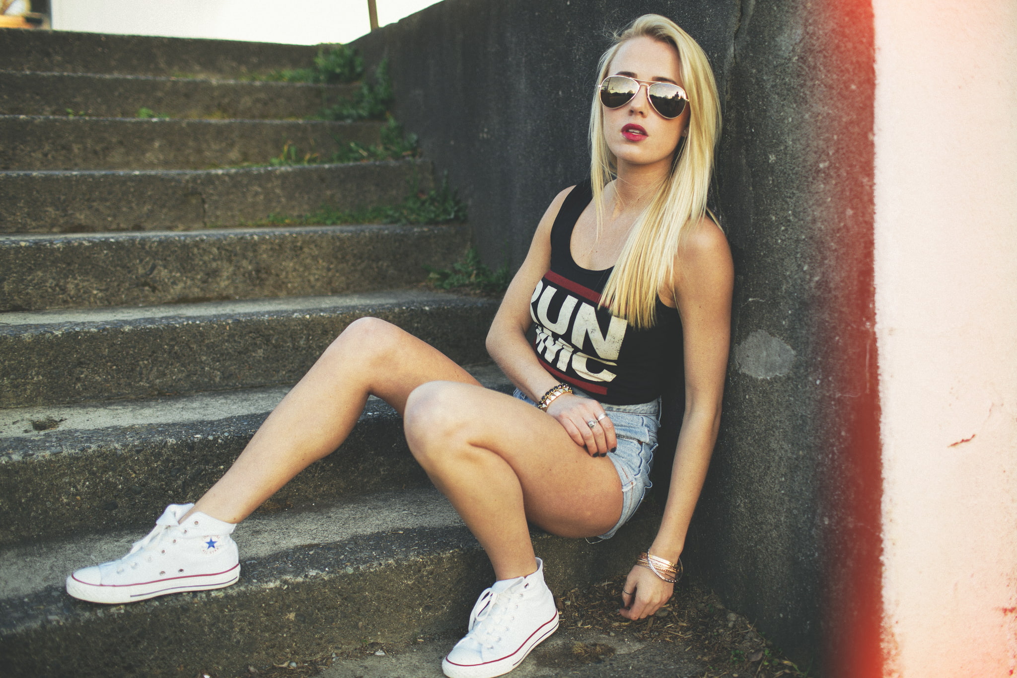 jean shorts, tank top, Converse, 1080P, model, sitting, sunglasses, women outdoors, blonde, women, HD Wallpaper