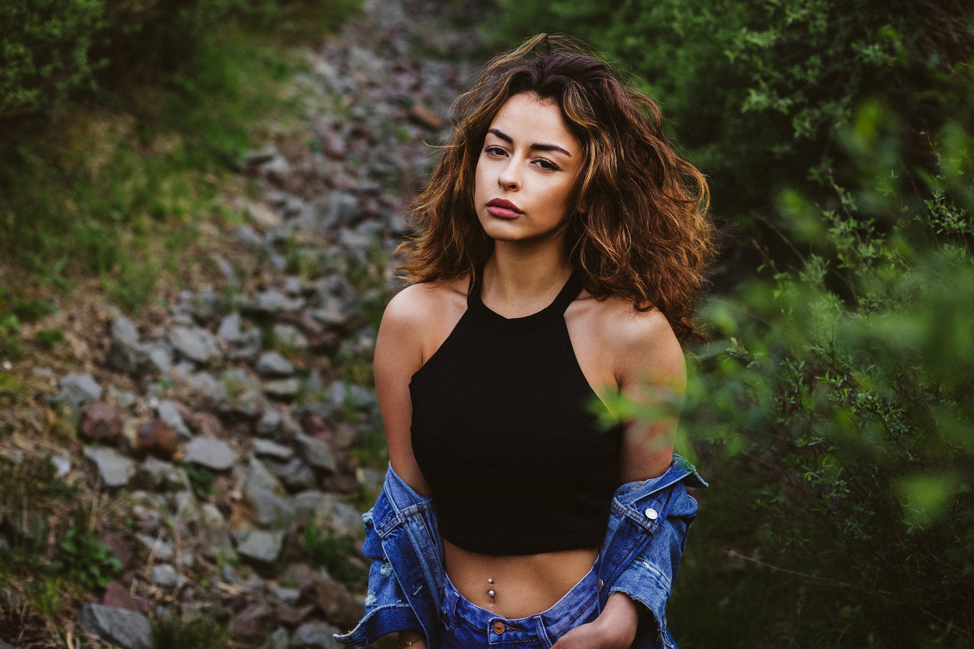 pierced navel, brown hair, hairstyle, hair, young adult, depth of field, real people, tanned, beauty, casual clothing, looking at camera, lifestyles, 1080P, HD Wallpaper