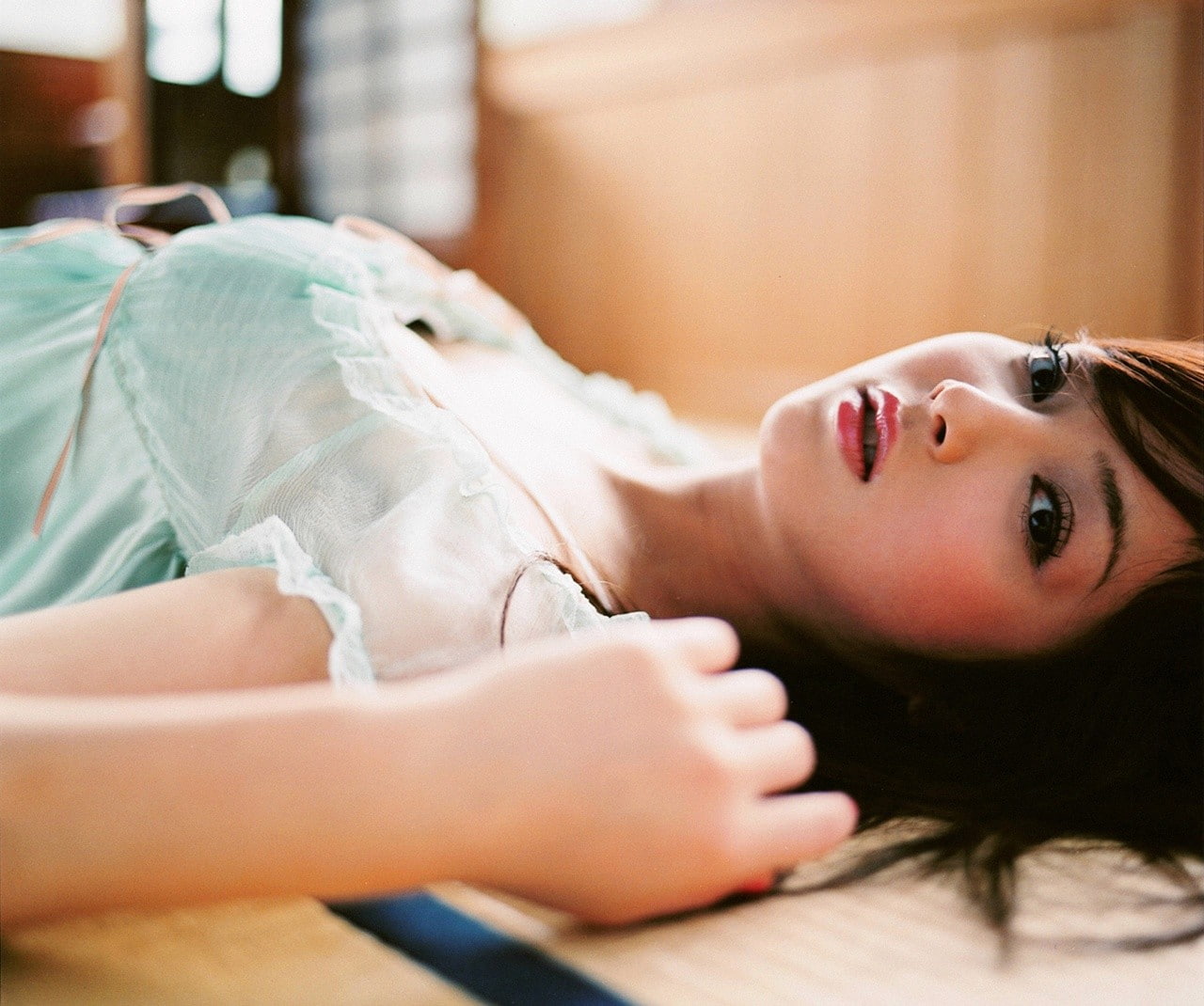 fashion, lying down, 720P, portrait, beauty, lying on back, women, indoors, headshot, hairstyle, contemplation, young adult, relaxation, one person, adult, HD Wallpaper