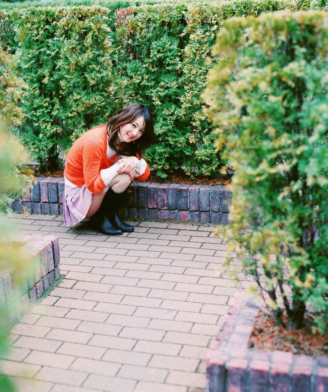 knee-highs, brunette, skirt, looking at viewer, women outdoors, Asian, Sasaki Nozomi, blouses, women, Visual Young Jum, squatting, 720P, Phone HD Wallpaper