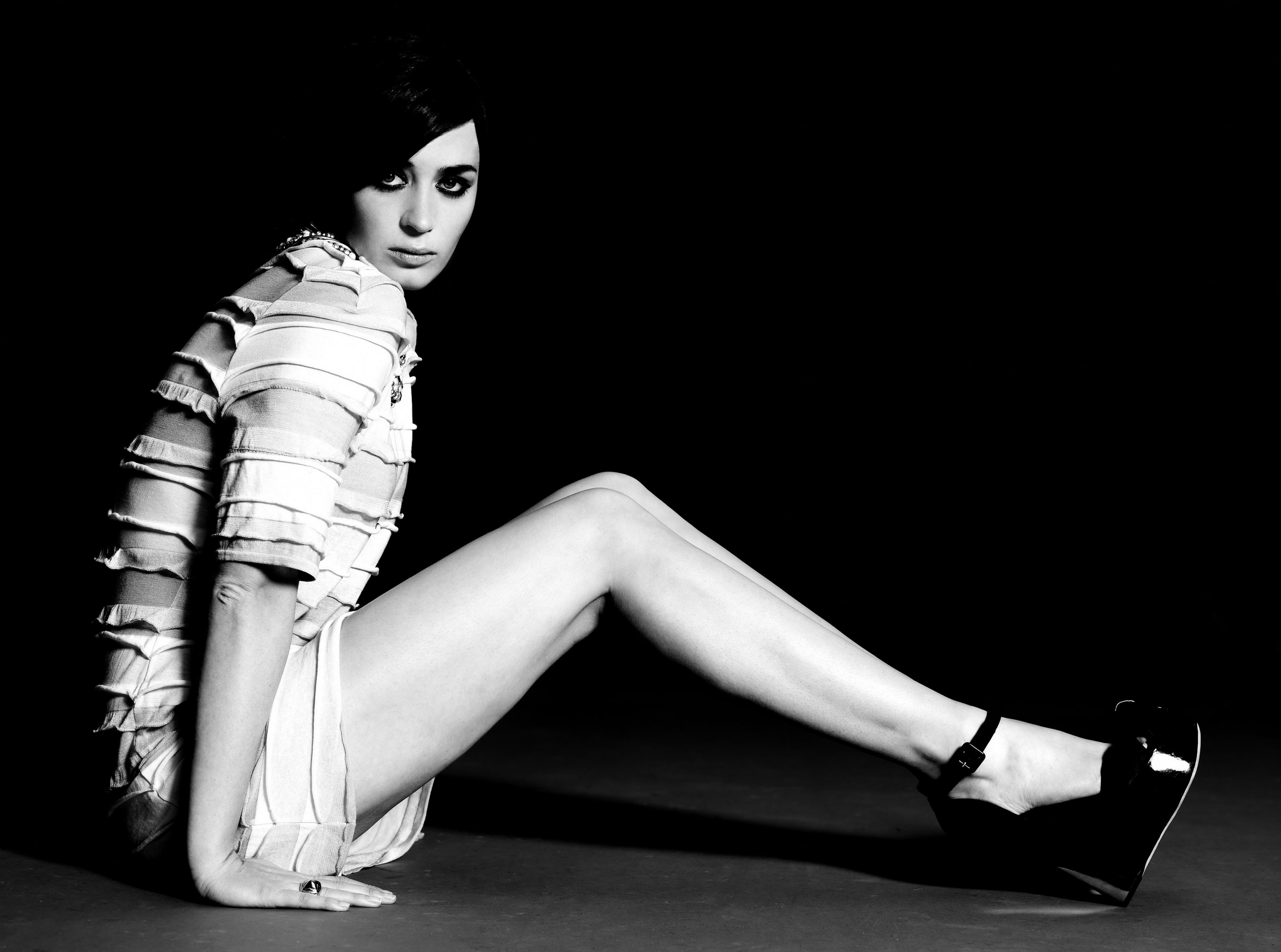 sitting, females, indoors, Black and White, studio shot, Blunt, sleeved, shoe, women, beautiful woman, Emily, side view, shirt, full length, beauty, s, HD Wallpaper