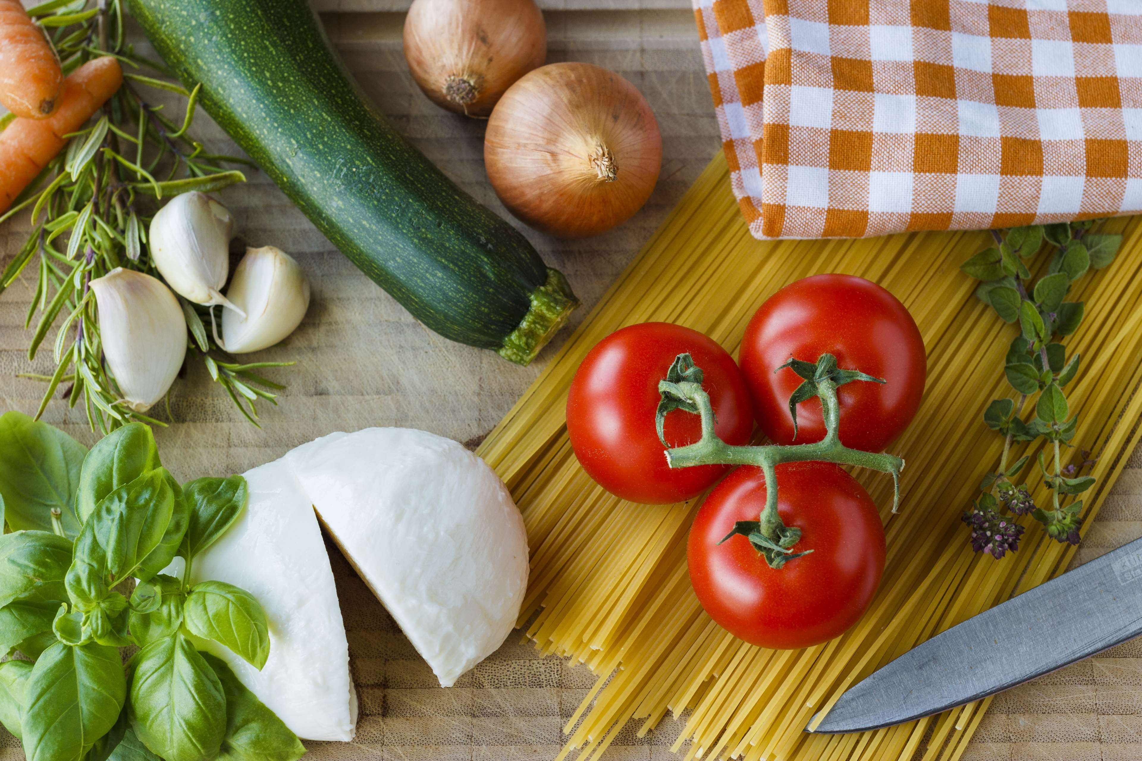 wellbeing, herb, healthy eating, vegetables, onion, raw food, wood - material, ingredient, preparation, herbs, cook, frisch, eat, garlic, tomato mozzarella, HD Wallpaper