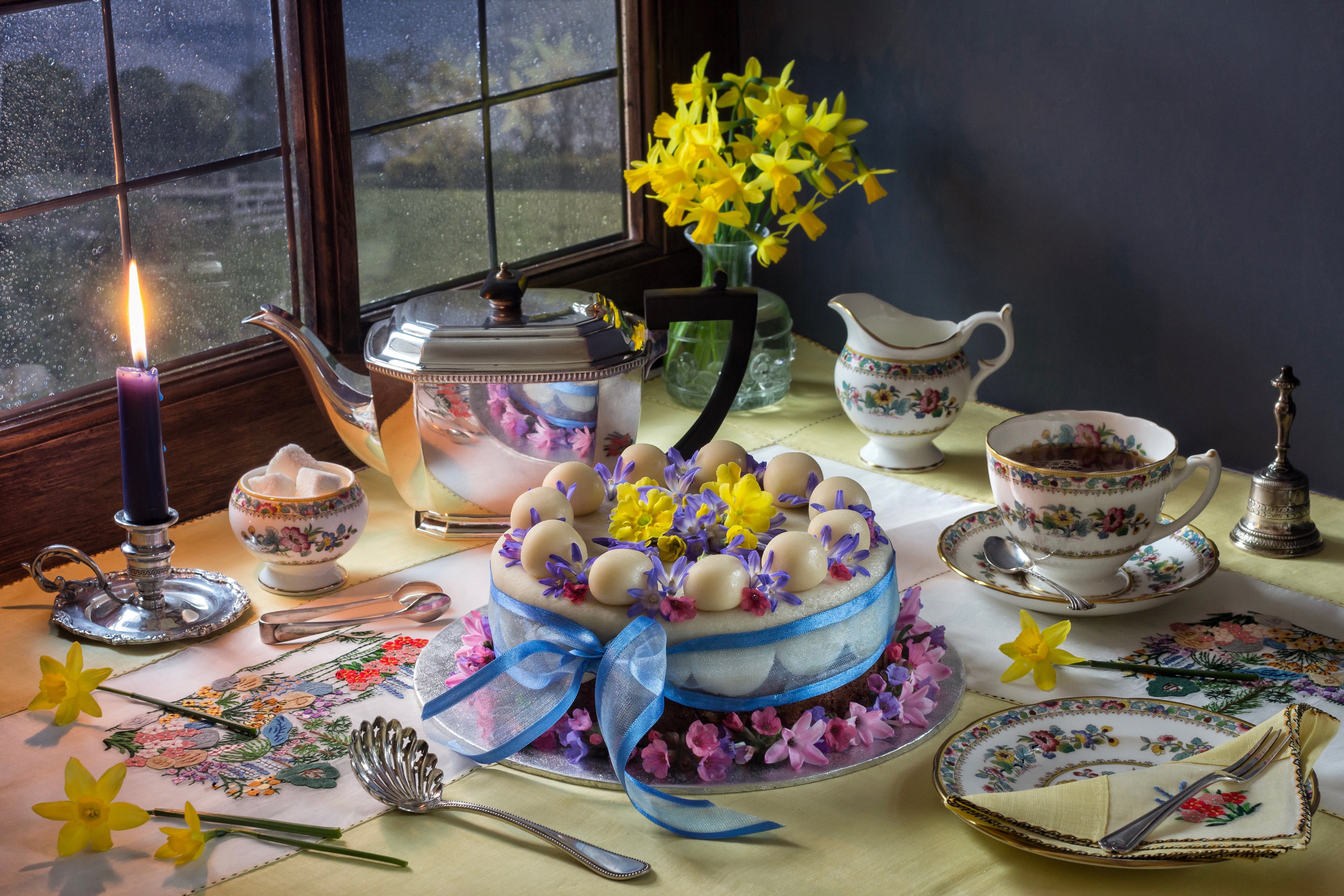 4K, Cup, bouquet, tea, flowers, daffodils, cake, Easter, kettle, mug, serving, plate, the tea party, candle, HD Wallpaper