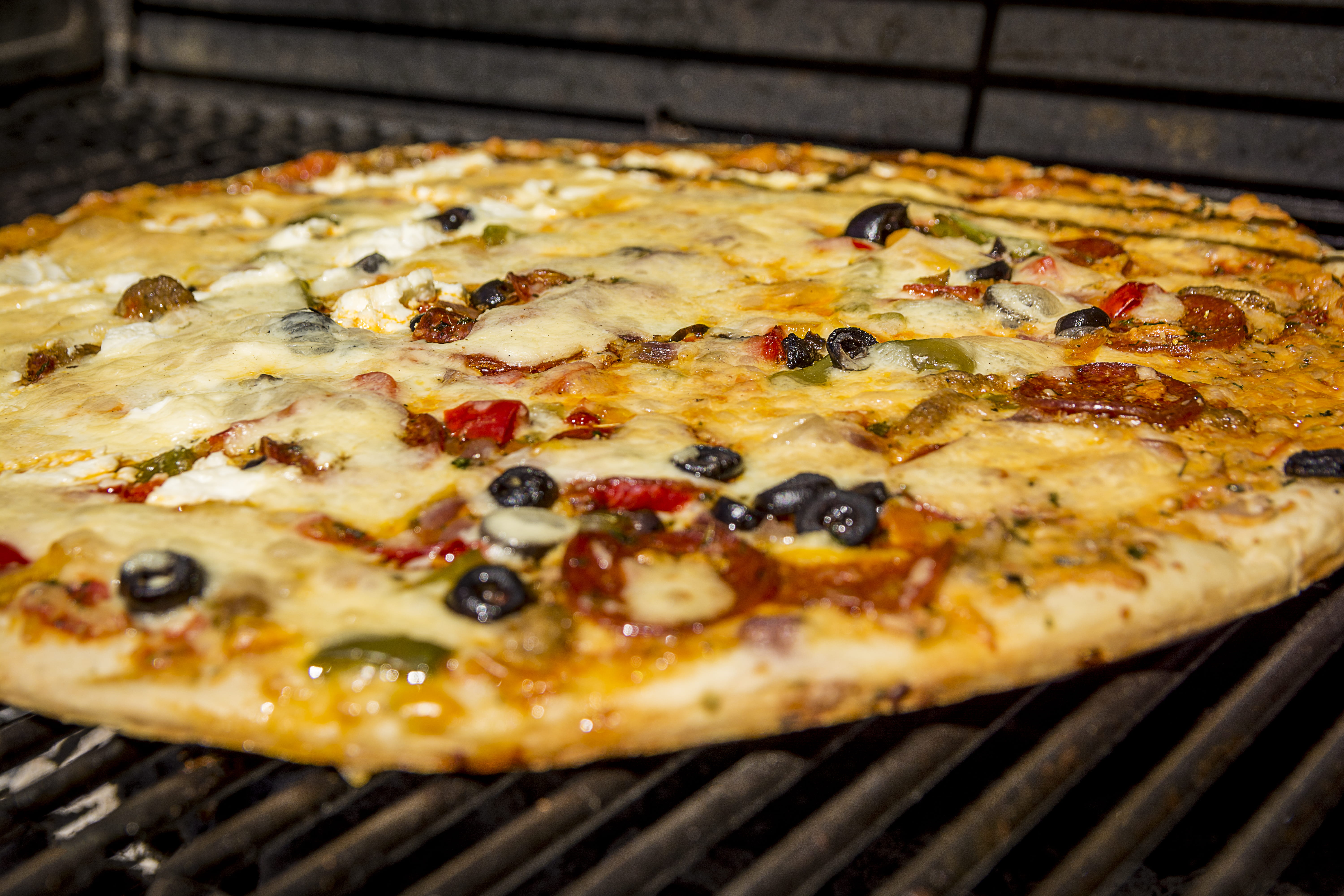 pizza, no people, grilled, yummy, fast food, summer, italian food, delicious, cheese, thin, wood - material, warm, downers grove, vegetable, hot, close-up, HD Wallpaper