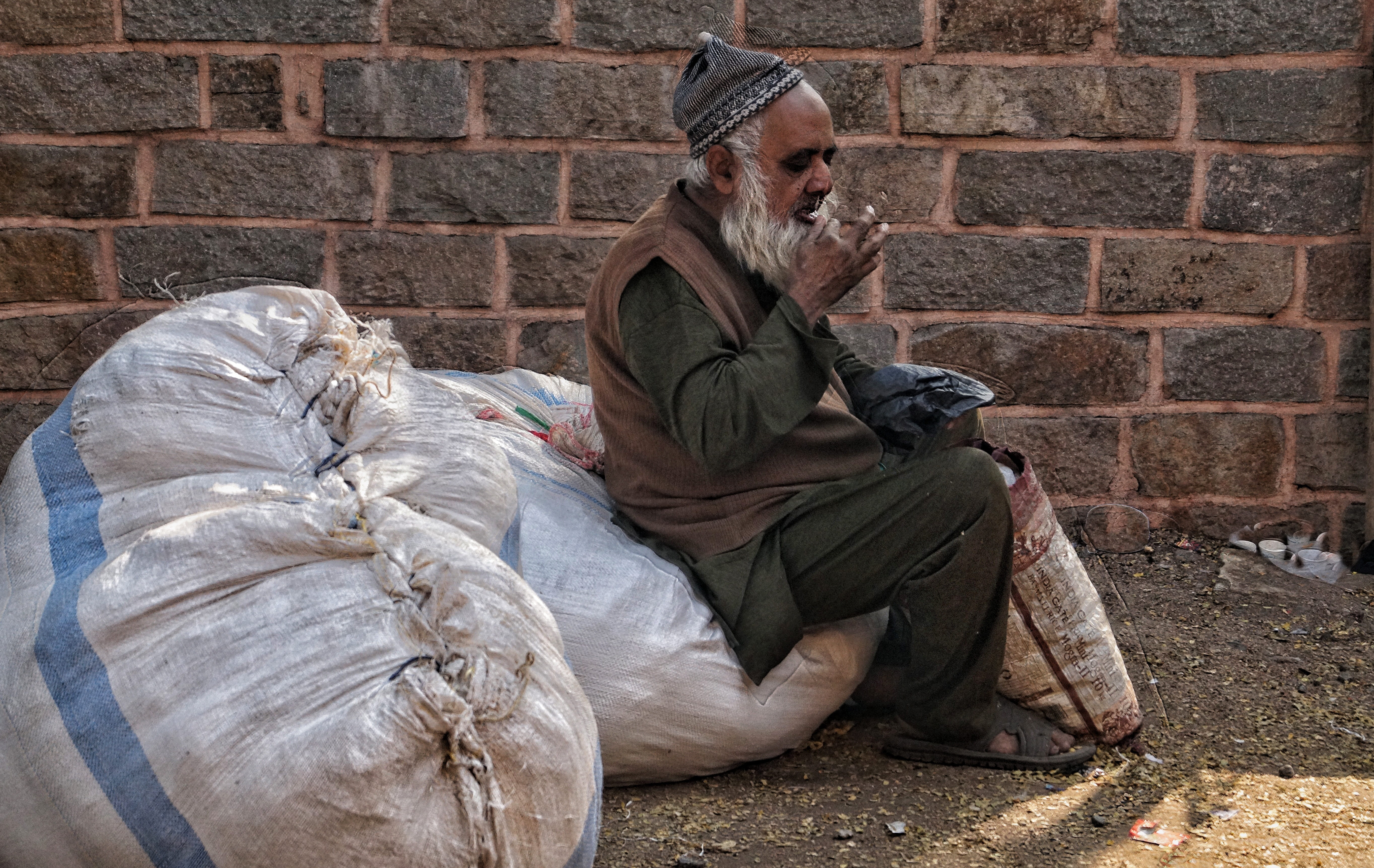 dirty, sitting, india, real people, women, secularism, architecture, wall - building feature, wall, adult, beard, brick wall, city, social issues, hair, HD Wallpaper