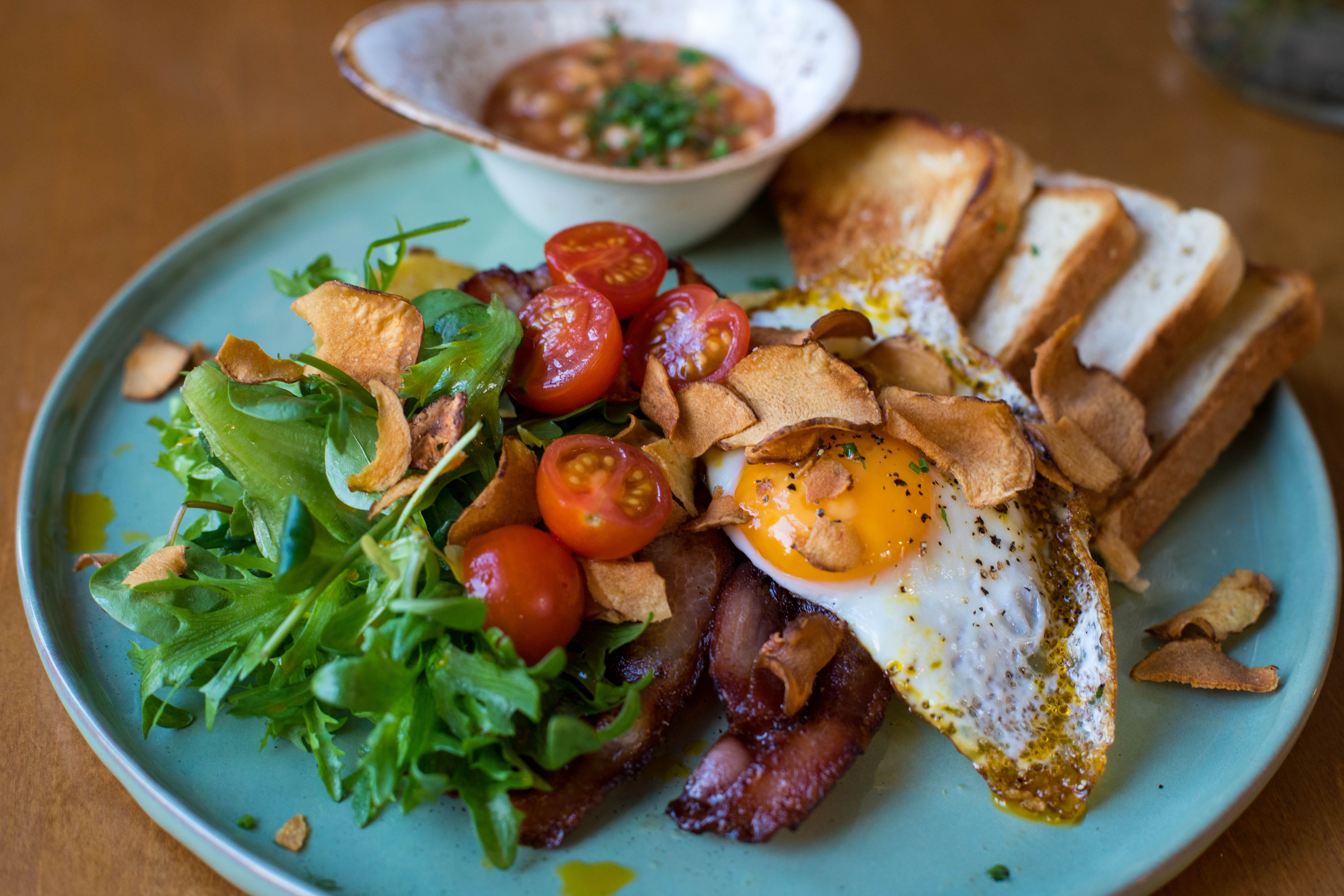 wellbeing, freshness, no people, ready-to-eat, salad, tomato, healthy, indoors, close-up, food, meat, egg, delicious, bread, cooked, tomatoes, bacon, table, HD Wallpaper
