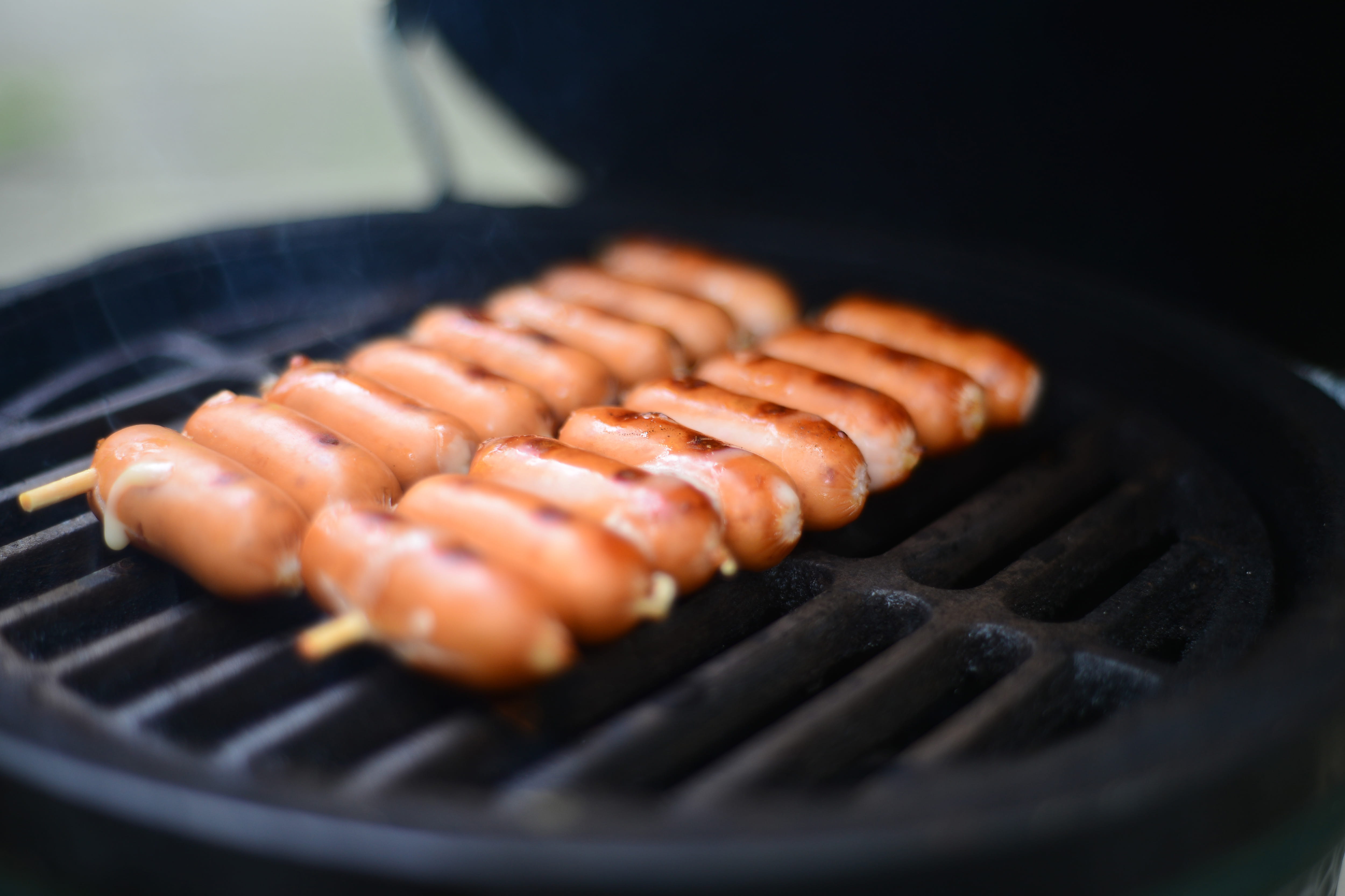 food And Drink, black color, meats, meat, grilling, cooking, selective Focus, 4K, large group of objects, meal, food/Drink, food, summer, hot dog, Sausage, HD Wallpaper