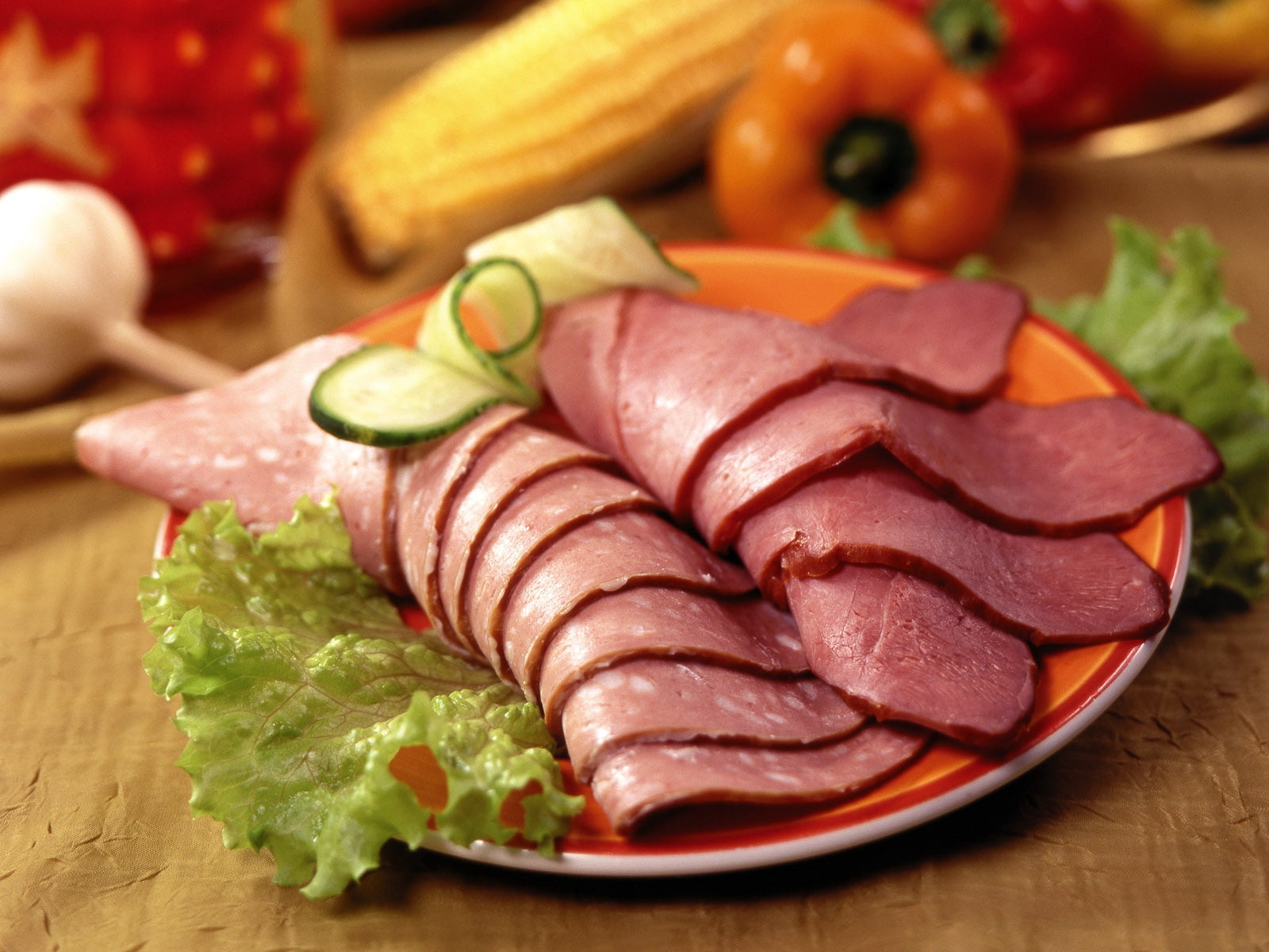 healthy Eating, dinner, onion, tomato, beef, no People, bacon, wood - Material, ready-to-eat, red, salami, table, lunch, meal, sausage, chopped, meat And Alternatives, HD Wallpaper