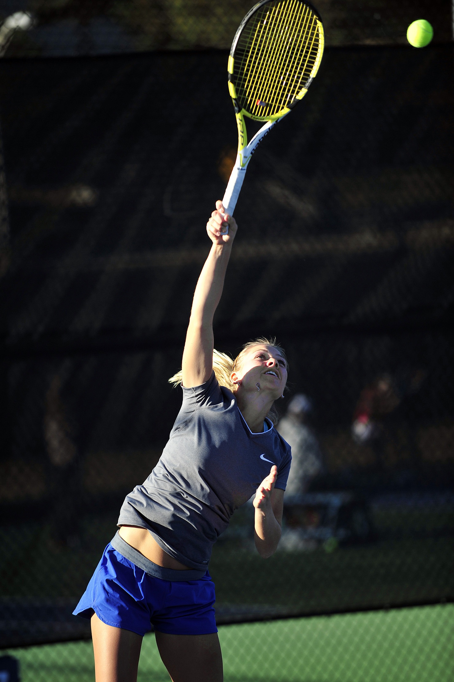 arms raised, return, concentration, young, hit, woman, tennis player, playing, day, ball, motion, swing, real people, human arm, three quarter length, hitting, Phone HD Wallpaper